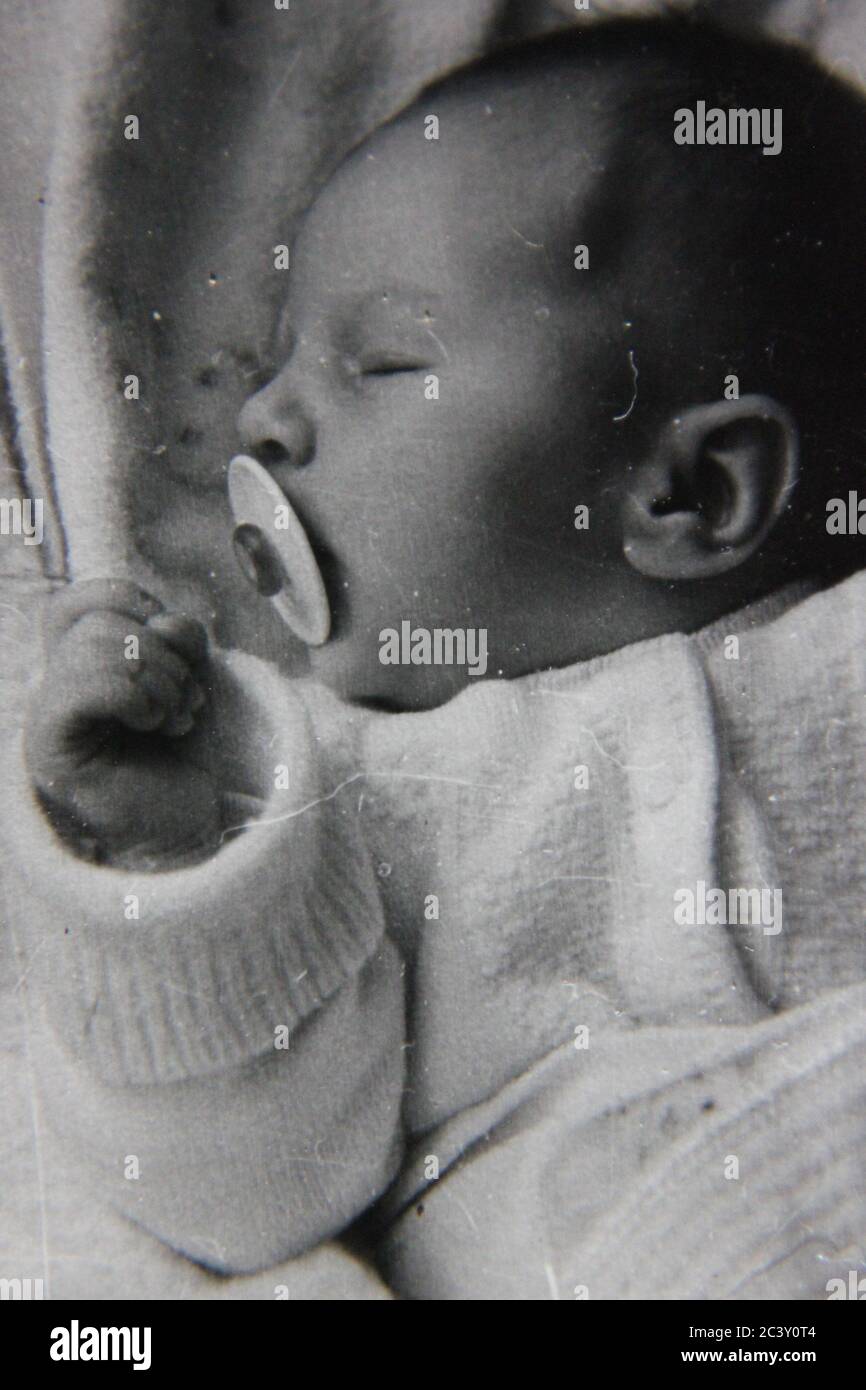 Fine 70s vintage contact imprimé noir et blanc photographie d'un bébé  endormi sucer sur sa sucette Photo Stock - Alamy