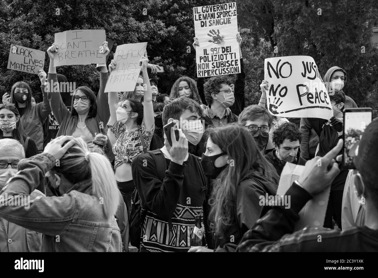 De jeunes manifestants tenant des pancartes "pas de justice. Pas de paix", "je ne peux pas respirer", "BLM" pendant l'assemblée de protestation en solidarité avec le mouvement BLM. Banque D'Images