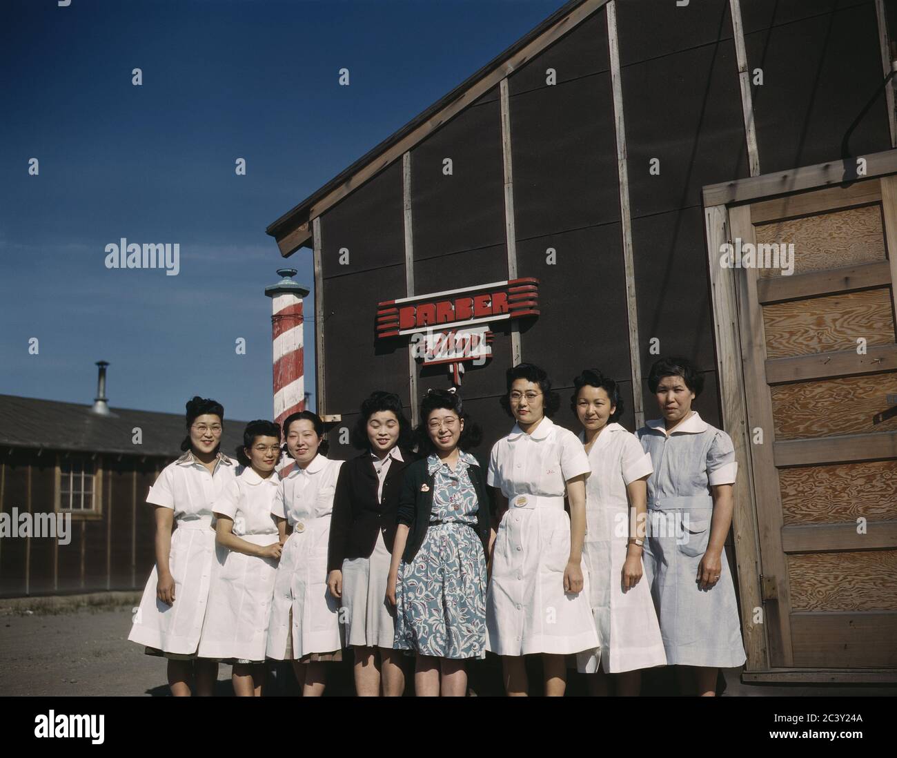 Huit femmes se tenant devant le Camp Barber Shop, camp japonais-américain, évacuation d'urgence de guerre, Tule Lake Relocation Center, Newell, Californie, États-Unis, Office of War information, 1942 Banque D'Images