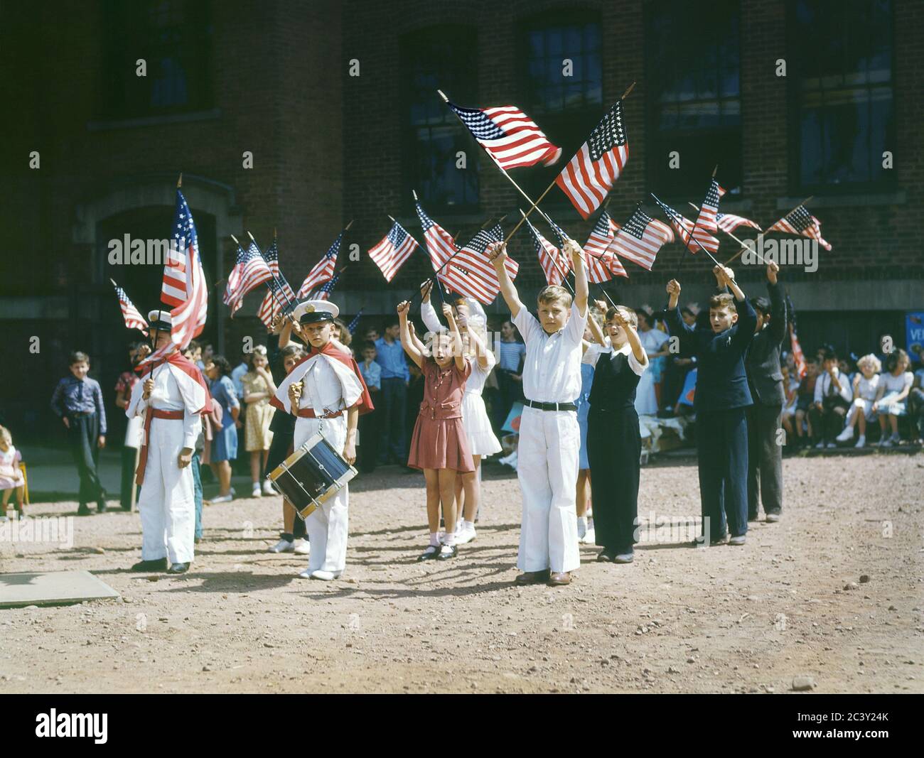 Les enfants organisent une démonstration patriotique, Southington, Connecticut, États-Unis, Fenno Jacobs, U.S. Office of War information, mai 1942 Banque D'Images