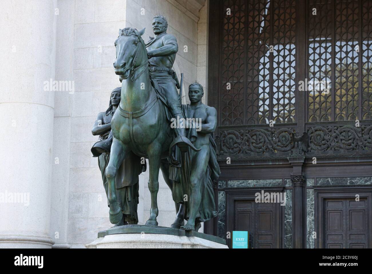 Statue du président Theodore Roosevelt devant le Musée américain d'Histoire naturelle, à l'ouest de Manhattan, New York, le 22 juin 2020 Banque D'Images