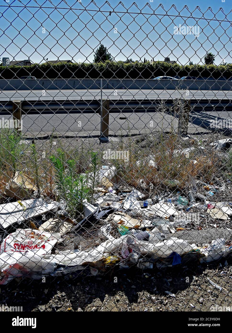 Déchets, y compris les plastiques le long de l'autoroute 880 à Union City, Californie Banque D'Images