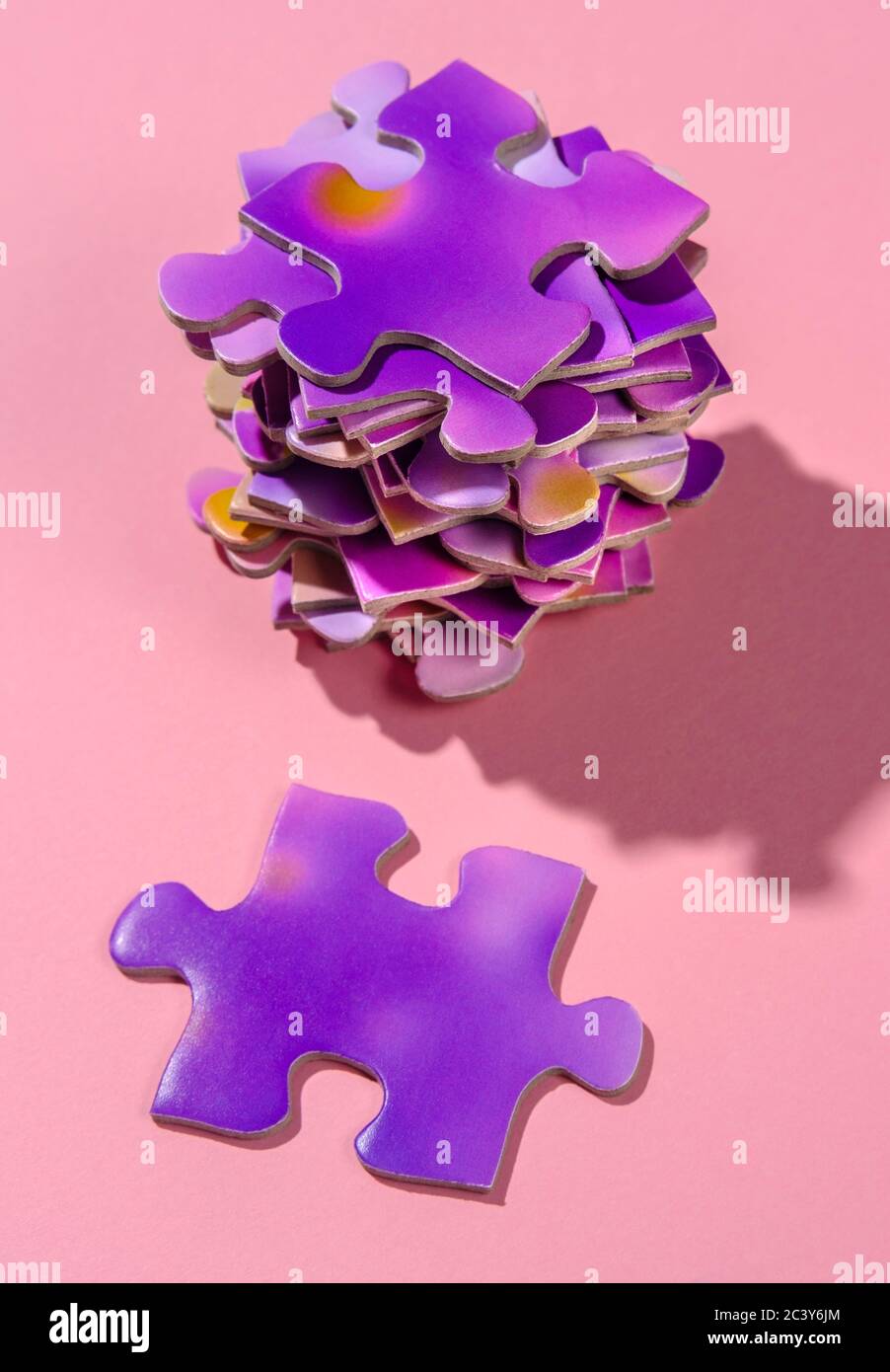 Pile de puzzles violettes Banque D'Images