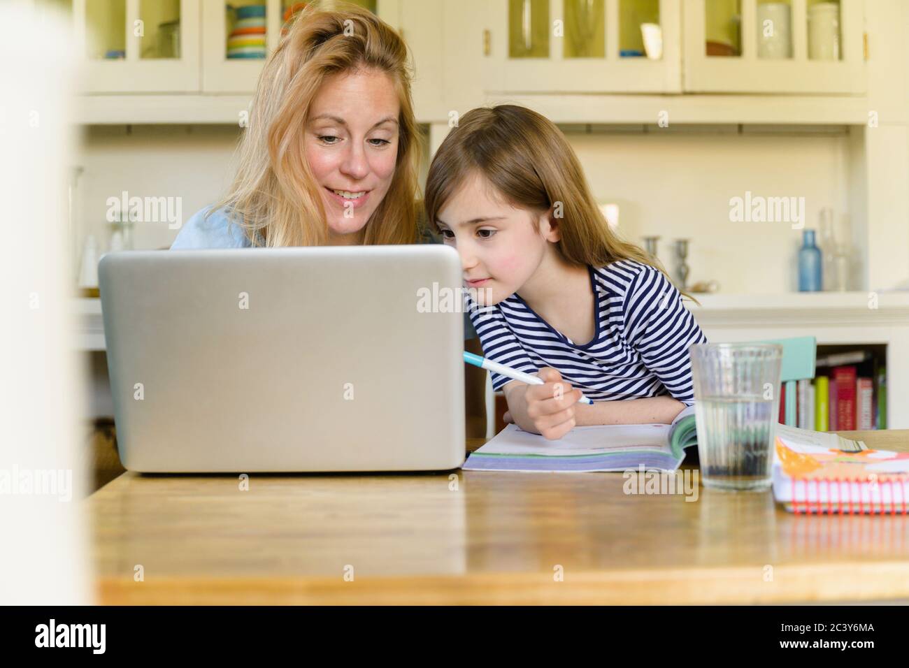 Mère et fille looking at laptop Banque D'Images