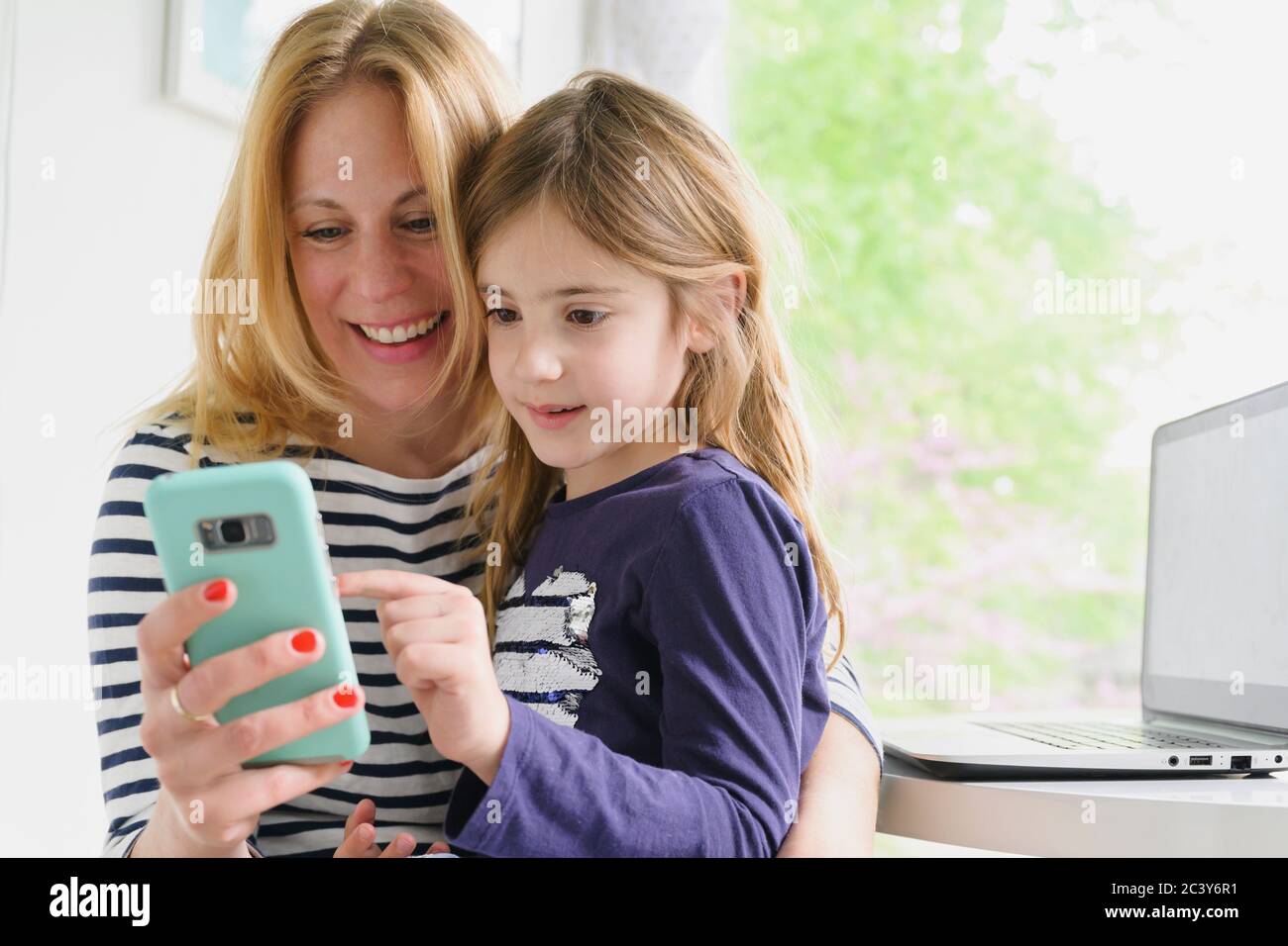 Mère et fille (6-7) utilisant un smartphone Banque D'Images