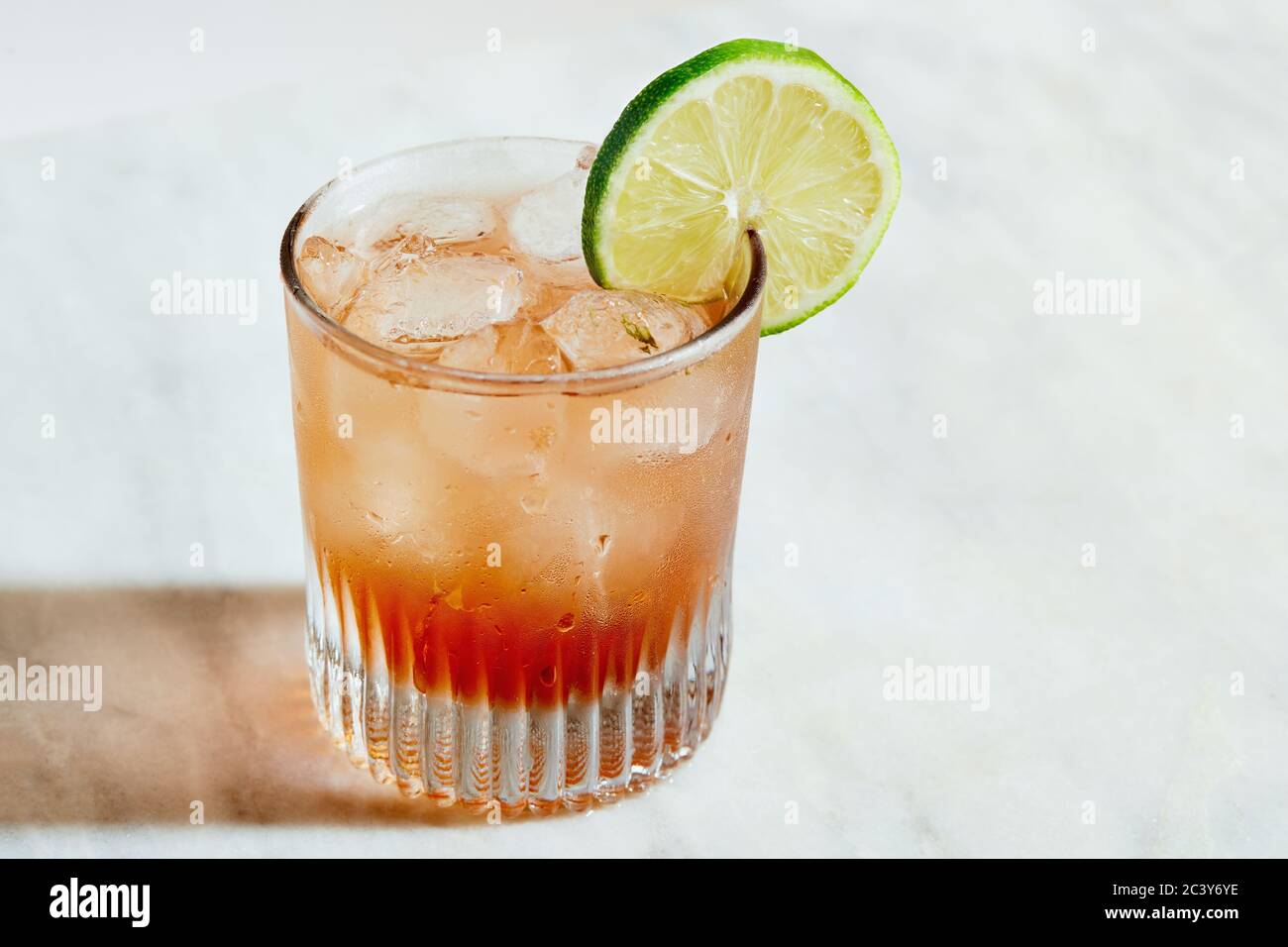 Cocktail de canneberge à la vodka avec citron vert Banque D'Images