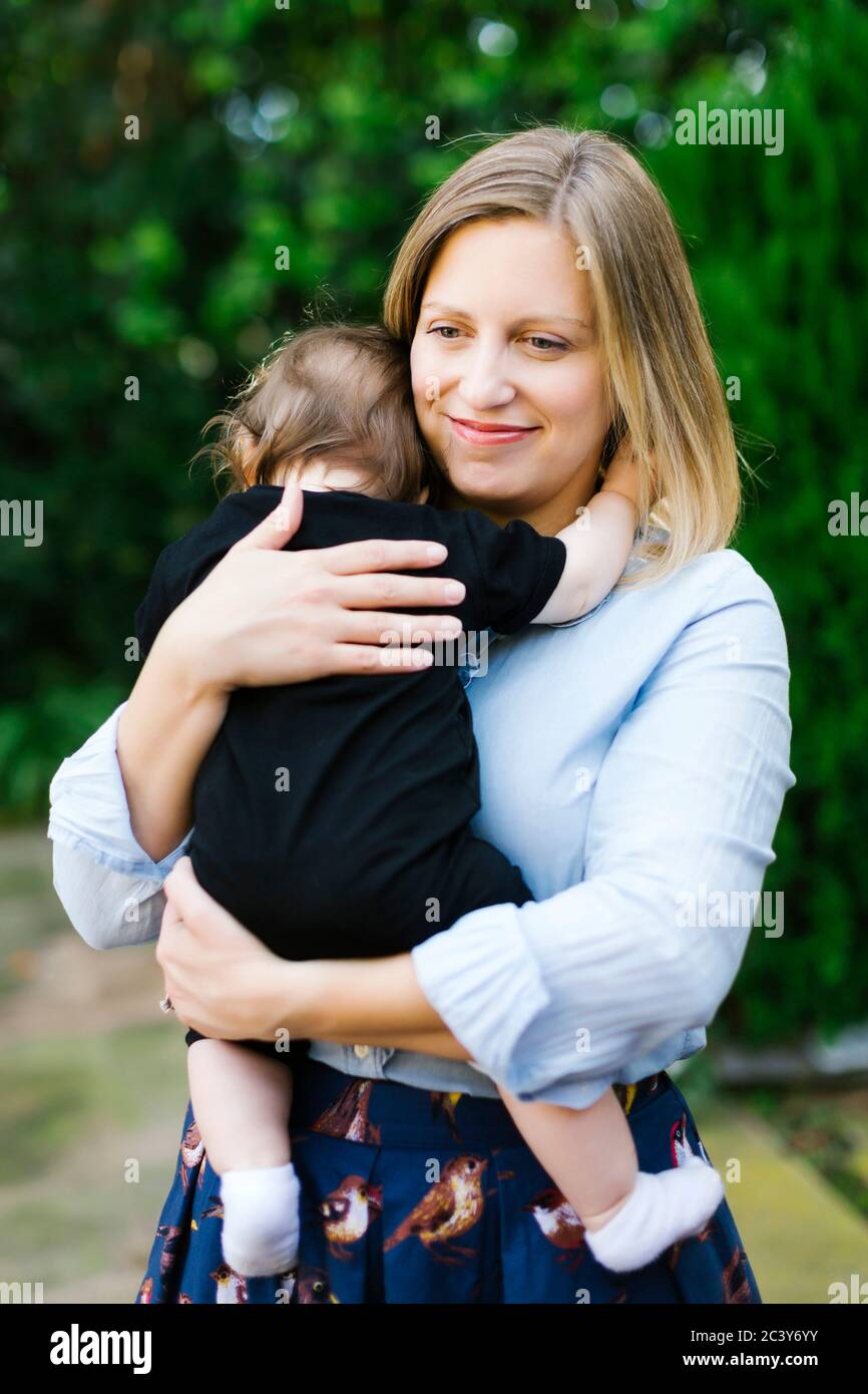 Portrait de la mère tenant sa petite fille (12-17 mois) Banque D'Images