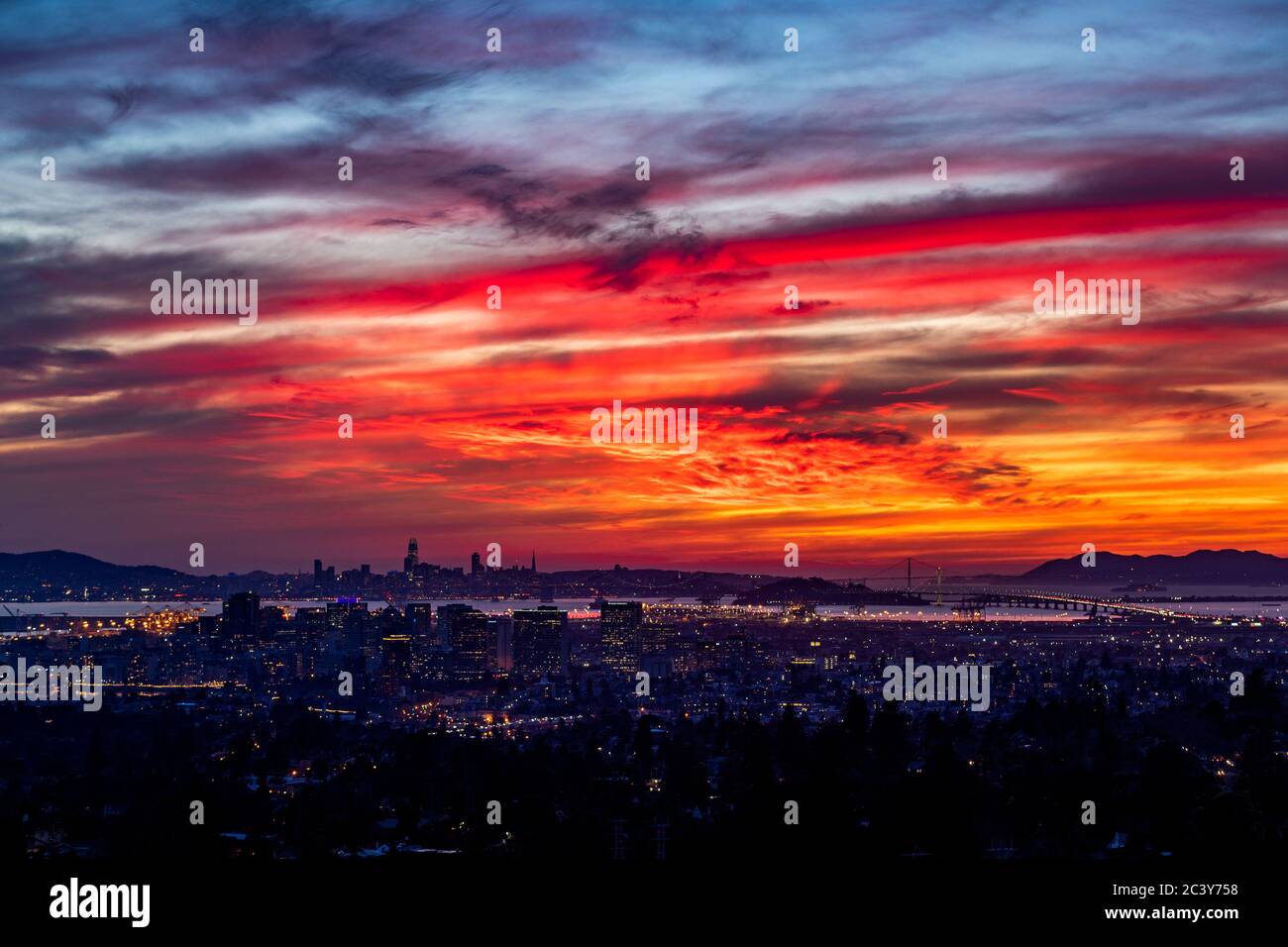 États-Unis, Californie, San Francisco, coucher de soleil spectaculaire sur la ville Banque D'Images