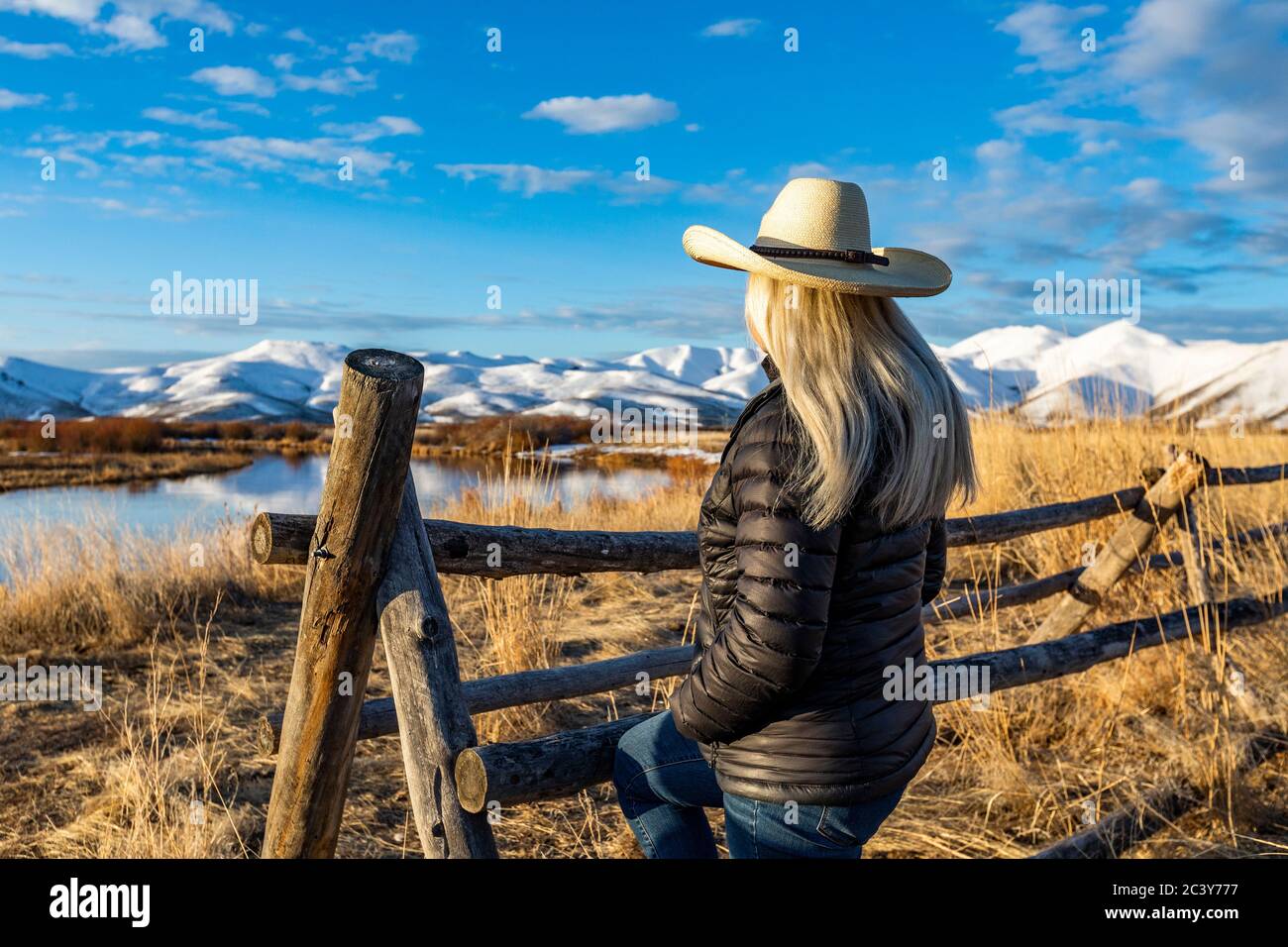 USA, Idaho, Sun Valley, femme sénior en chapeau de cowboy regardant la vue Banque D'Images