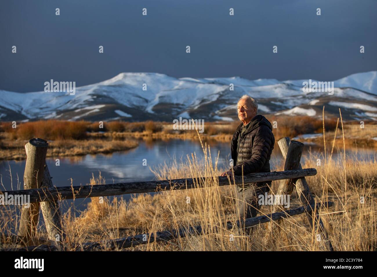 États-Unis, Idaho, Sun Valley, homme senior se penchait contre la clôture en regardant la vue Banque D'Images