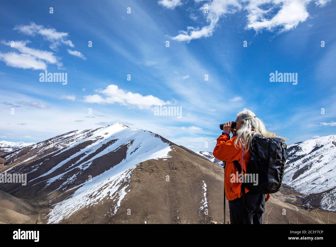 USA, Idaho, Bellevue, femme âgée regardant la vue à travers des jumelles Banque D'Images