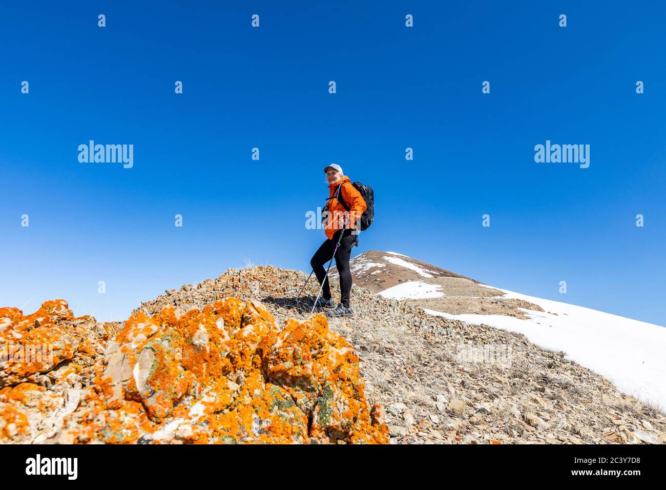 Etats-Unis, Idaho, Bellevue, femme sénior qui fait de la randonnée dans les montagnes Banque D'Images
