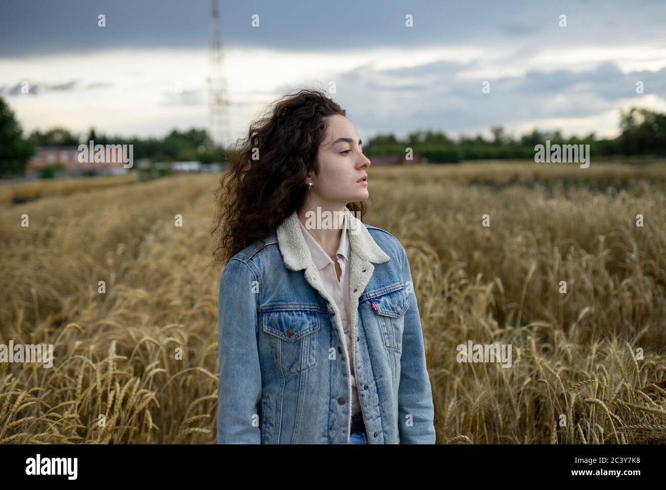Russie, Omsk, jeune femme debout dans le champ de blé Banque D'Images