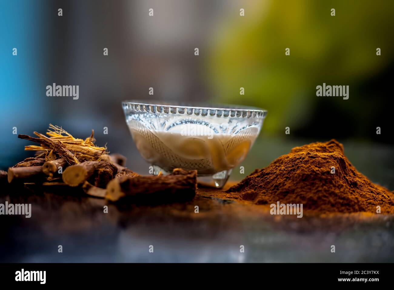 Masque facial pour mélasma composé de poudre de Revand chini, et de lait. Grenaille de racines de chinois de revand, de poudre et de lait. Banque D'Images