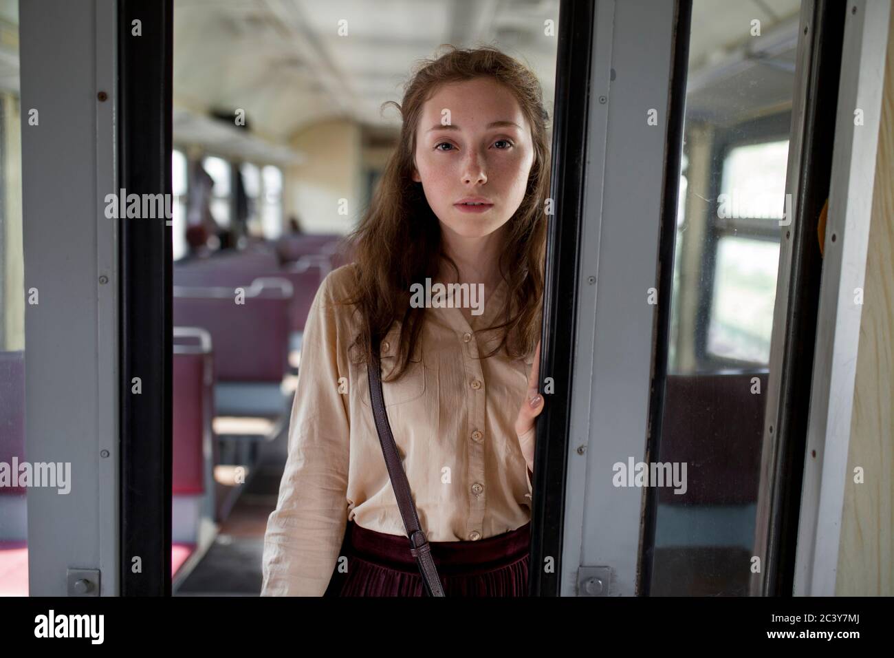 Russie, Novosibirsk, Portrait de la jeune femme en train Banque D'Images