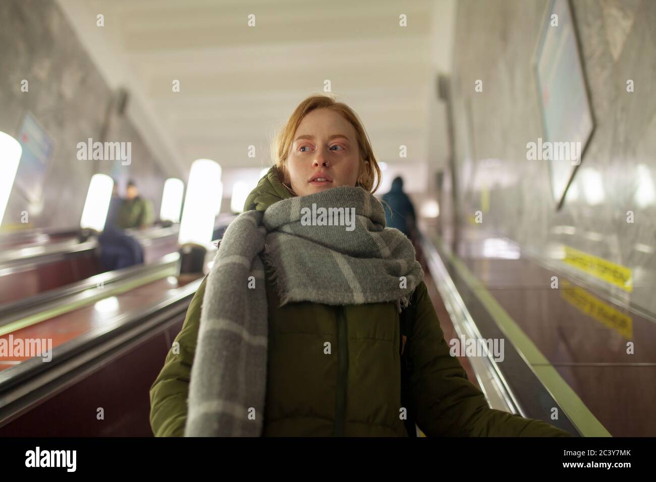 Russie, Novosibirsk, jeune femme debout sur l'escalator Banque D'Images