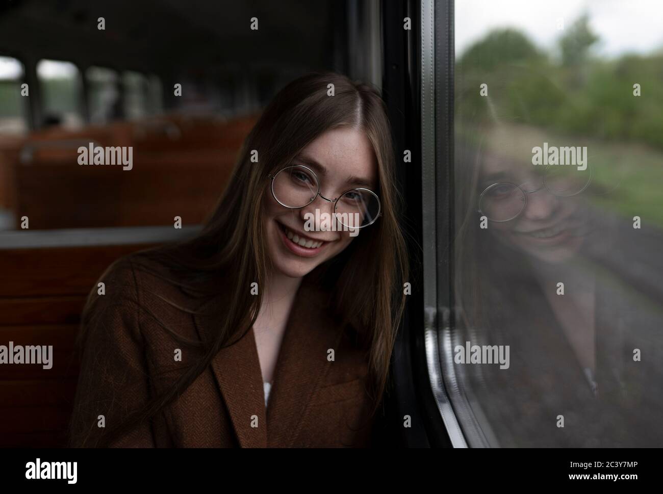 Russie, Omsk, Portrait de la jeune femme en train Banque D'Images