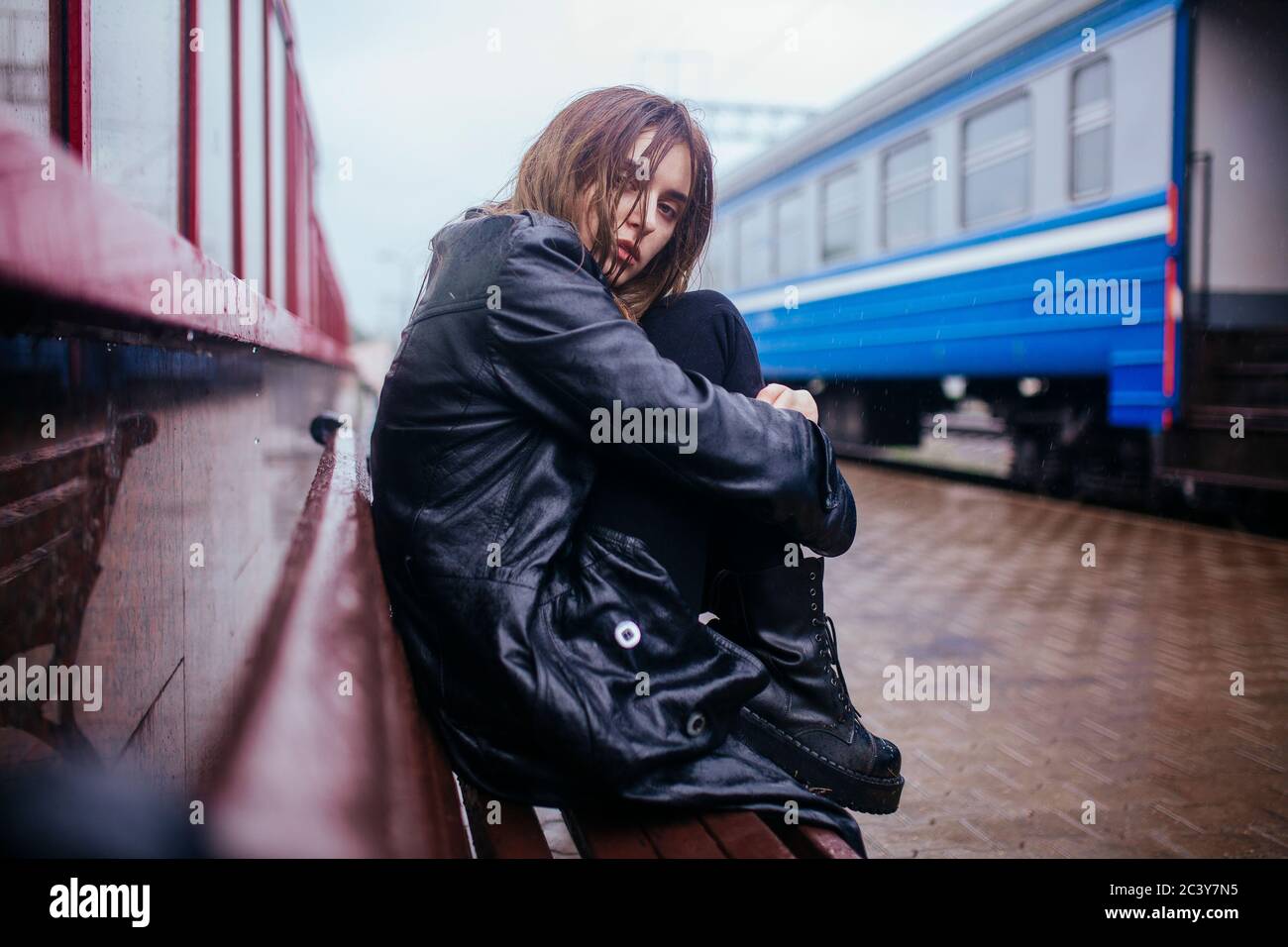 Biélorussie, Minsk, jeune femme attendant sur la plate-forme du train sous la pluie Banque D'Images