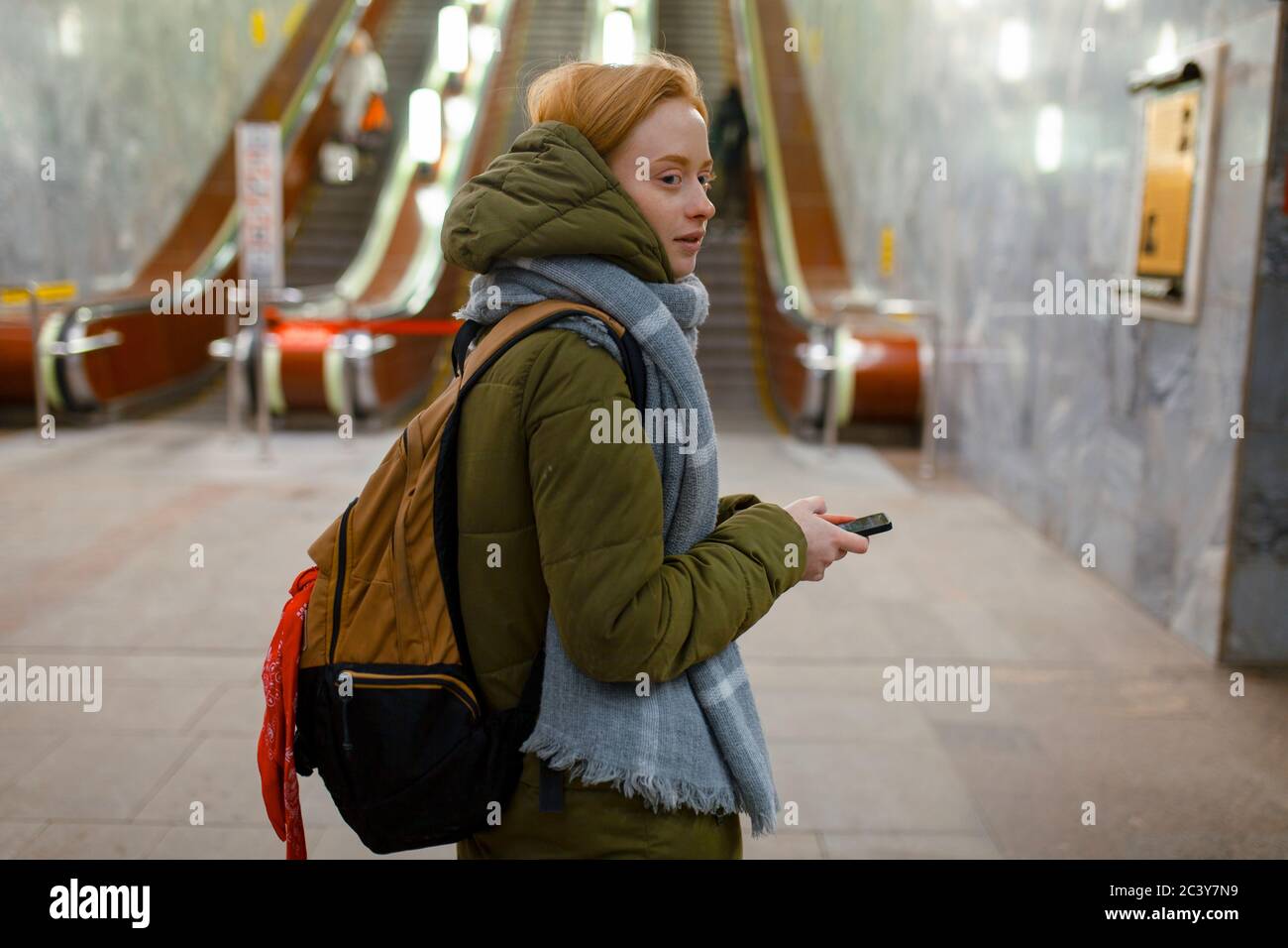 Russie, Novosibirsk, jeune femme debout près de l'escalator en métro Banque D'Images