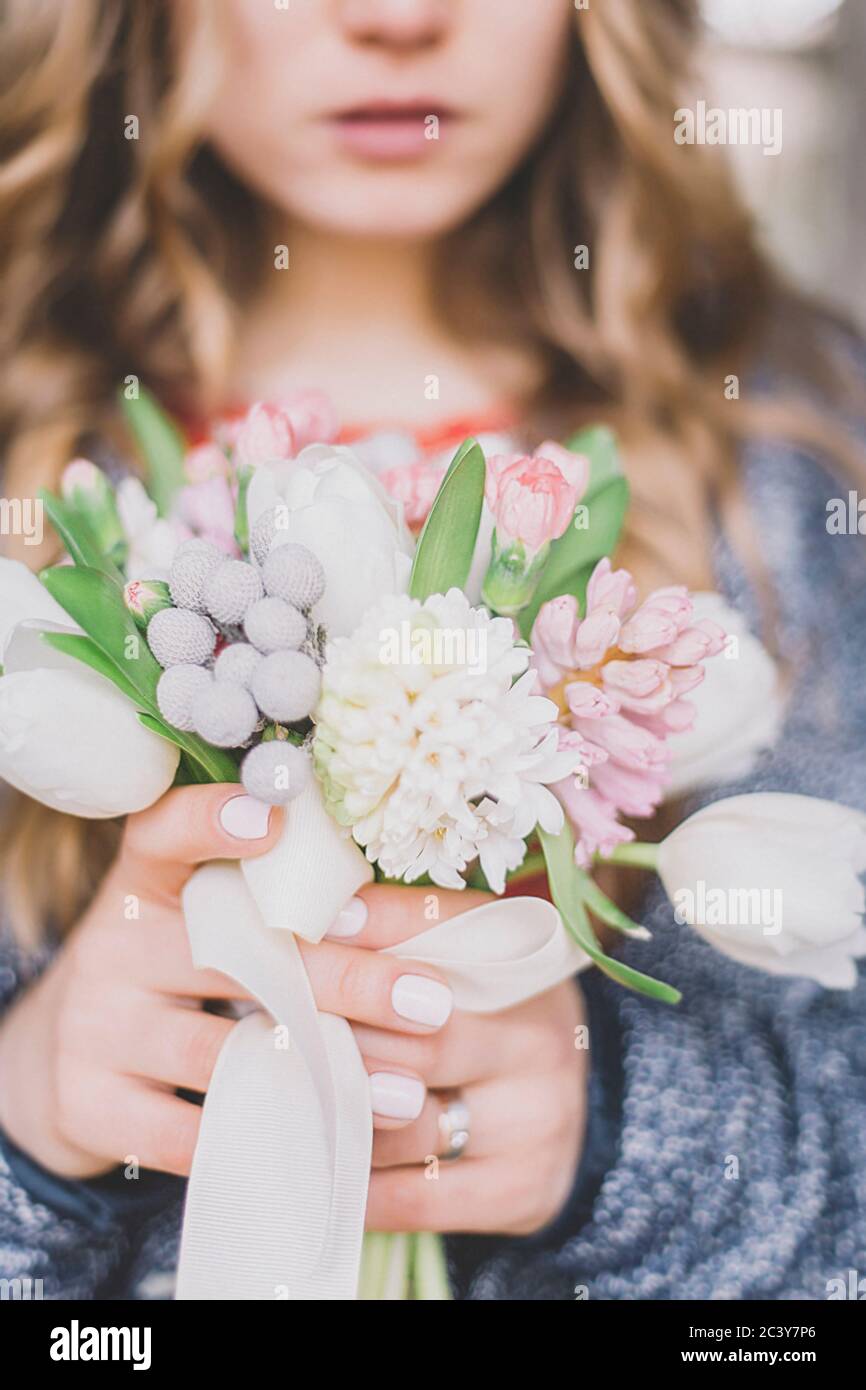Close up of bride holding bouquet de fleurs Banque D'Images