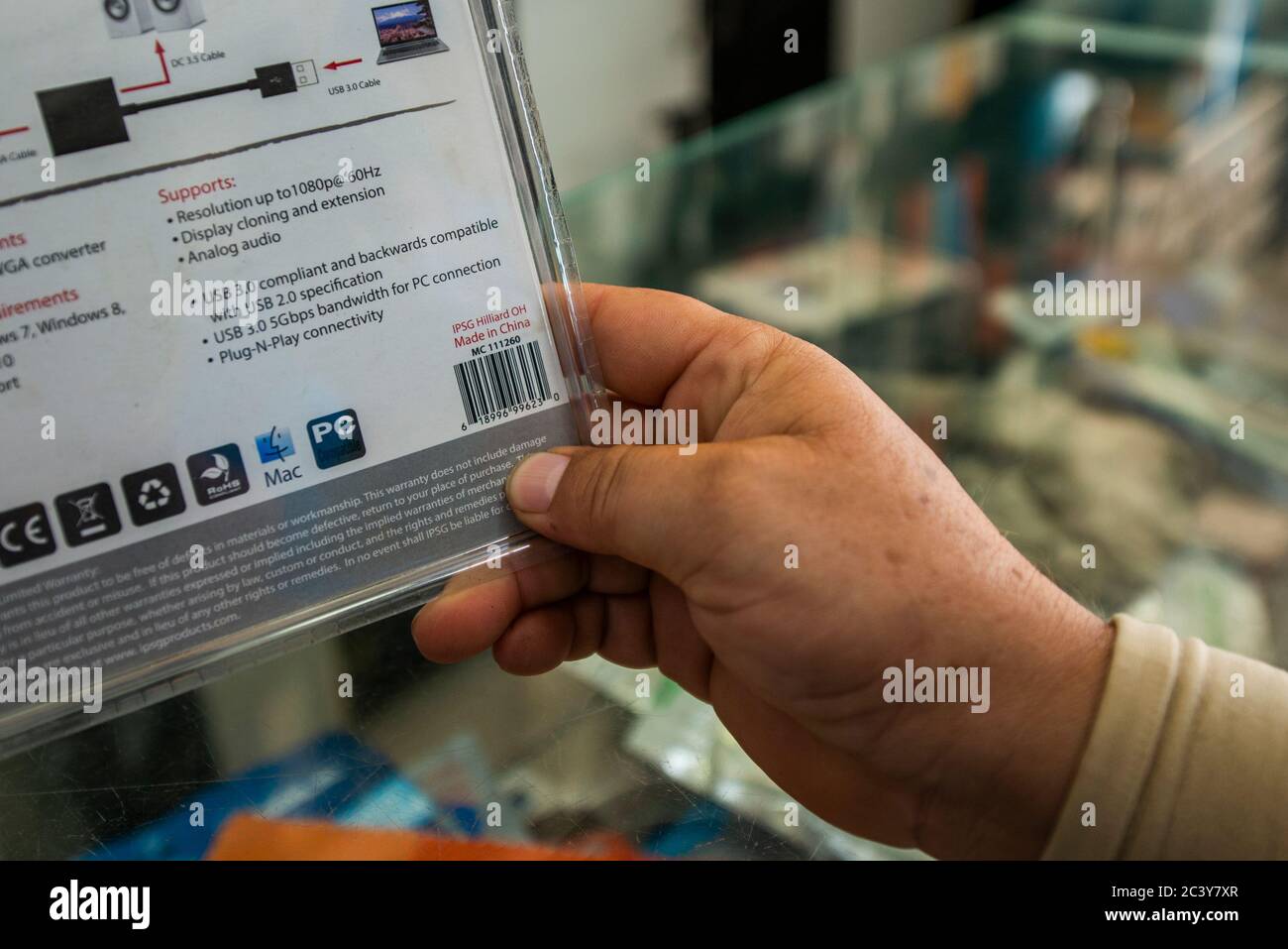 New Delhi, Inde. 22 juin 2020. Un homme qui vérifie le pays de fabrication du produit avant de l'acheter.Nehru place Electronic Market, IT HUB, est connu comme le plus grand marché informatique de l'Inde, en particulier pour le matériel informatique, les ordinateurs de bureau, les imprimantes, les ordinateurs portables, les disques durs, les moniteurs, les accessoires mobiles et mobiles. Crédit : SOPA Images Limited/Alamy Live News Banque D'Images