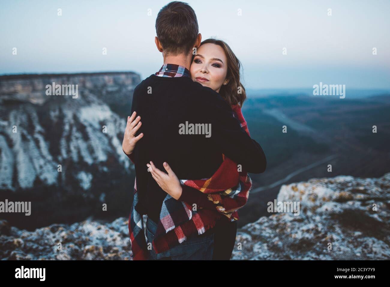 Ukraine, Crimée, jeune couple s'embrassant près du canyon Banque D'Images