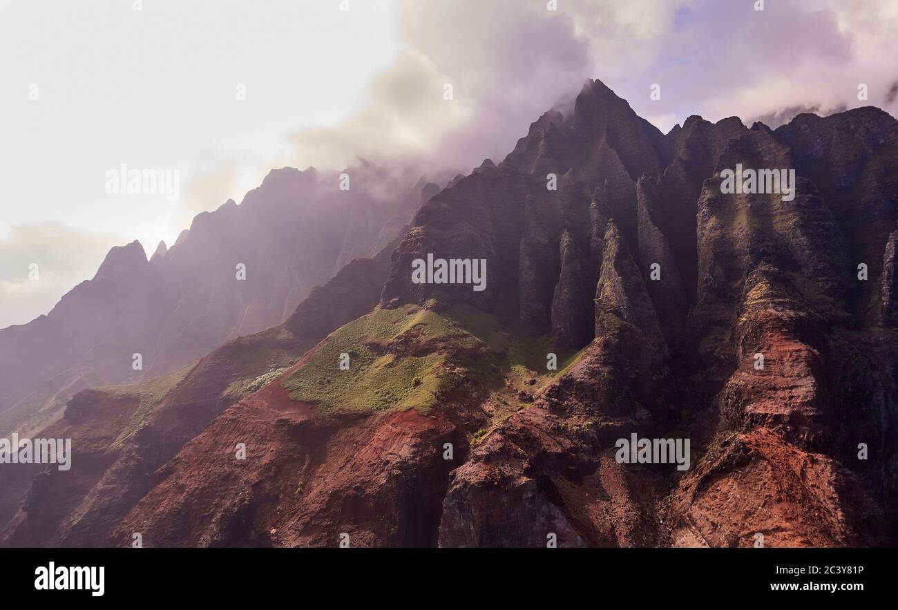 Etats-Unis, Hawaï, Kauai, Na Pali, Na Pali montagnes dans les nuages Banque D'Images