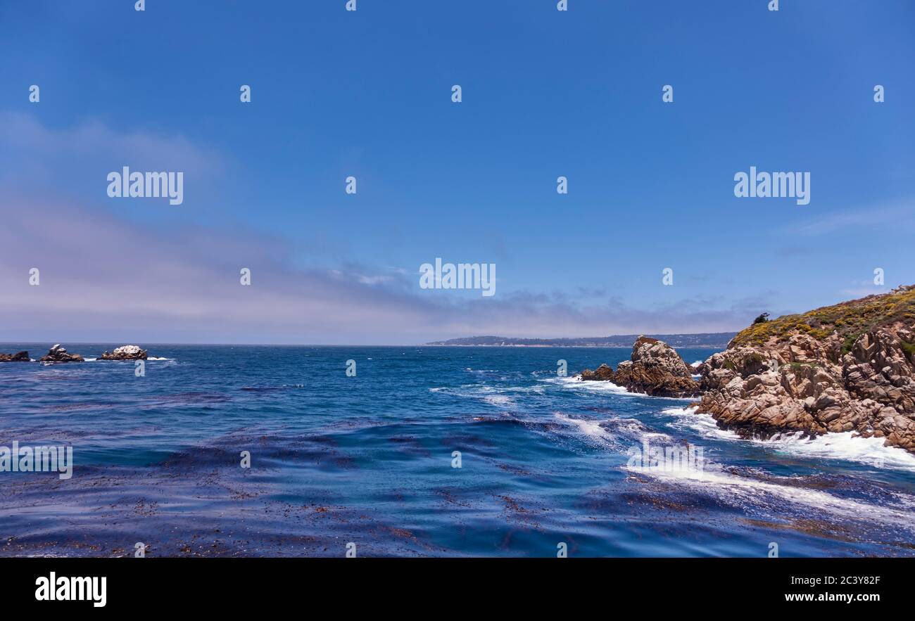 États-Unis, Californie, rochers sur la côte maritime Banque D'Images