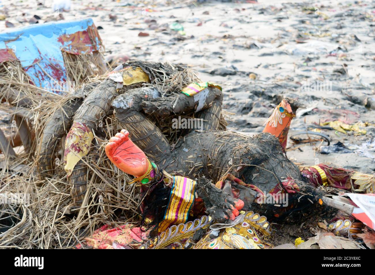 Gros plan de la main de Durga Déesse idol après des visarjans (immersions) au bord du fleuve Ganges. Le dernier jour du Festival de Durga Puja pour dire adieu à la divinité Banque D'Images