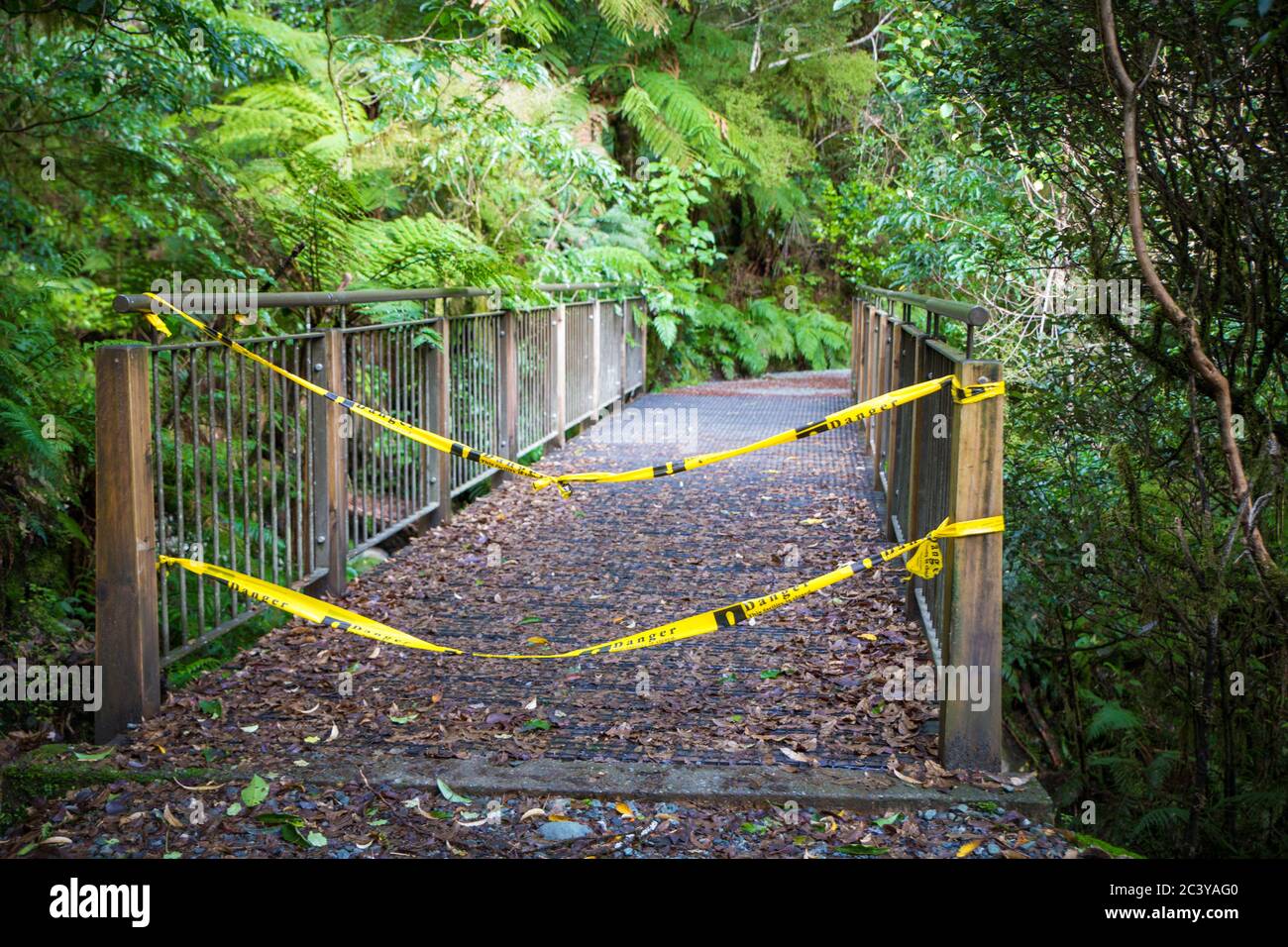 Une piste de randonnée du ministère de la conservation du détroit de Milford est dotée d'un ruban « No Entry » sur le pont pour signaler les dangers qui se présentent devant un pont délavé Banque D'Images