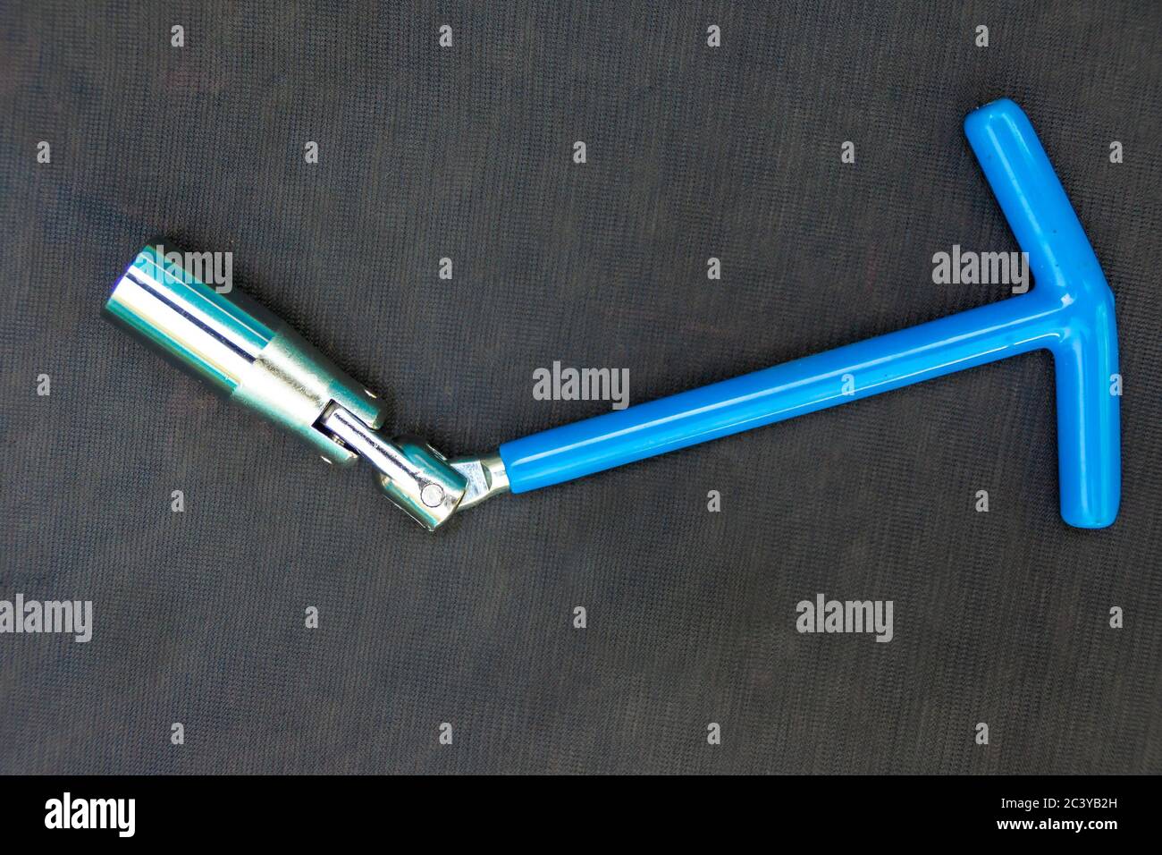 clé à charnière bleue pour bougies d'allumage d'un moteur à combustion interne nécessaire à la station-service Banque D'Images