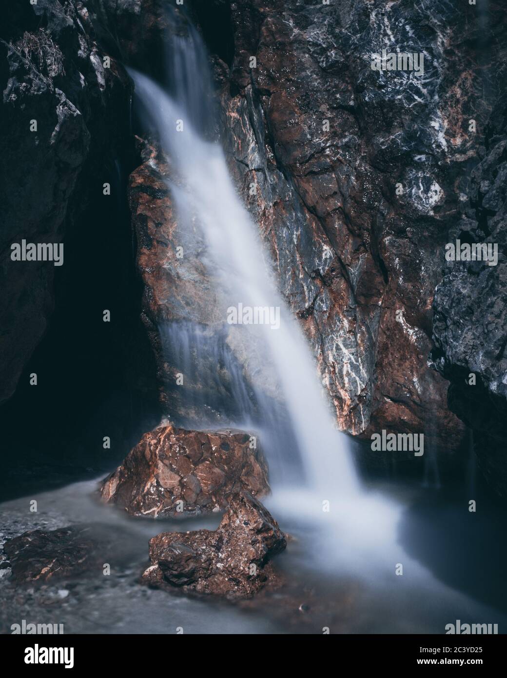 Cascade sur le ruisseau Mlinca, Dovje, Kranjska Gora, Slovénie Banque D'Images