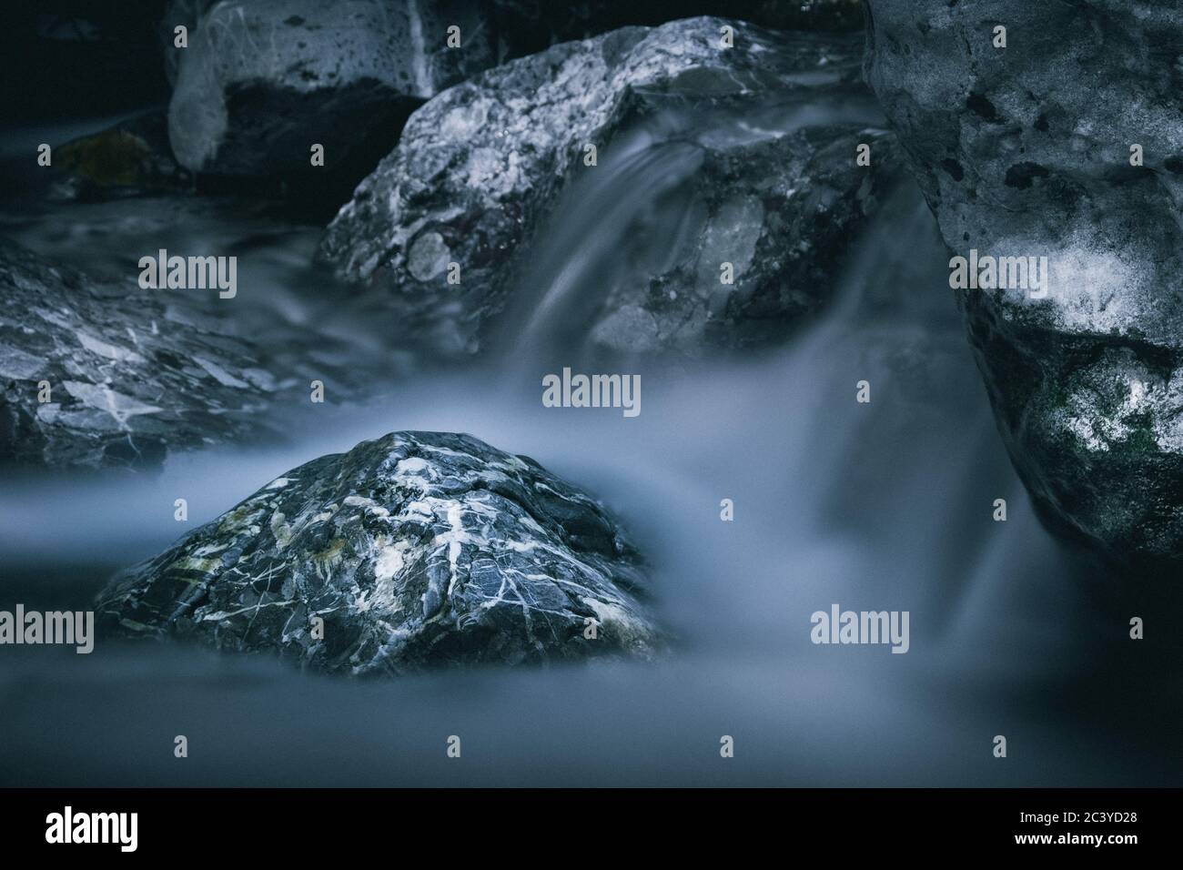 Cascade sur le ruisseau Mlinca, Dovje, Kranjska Gora, Slovénie Banque D'Images