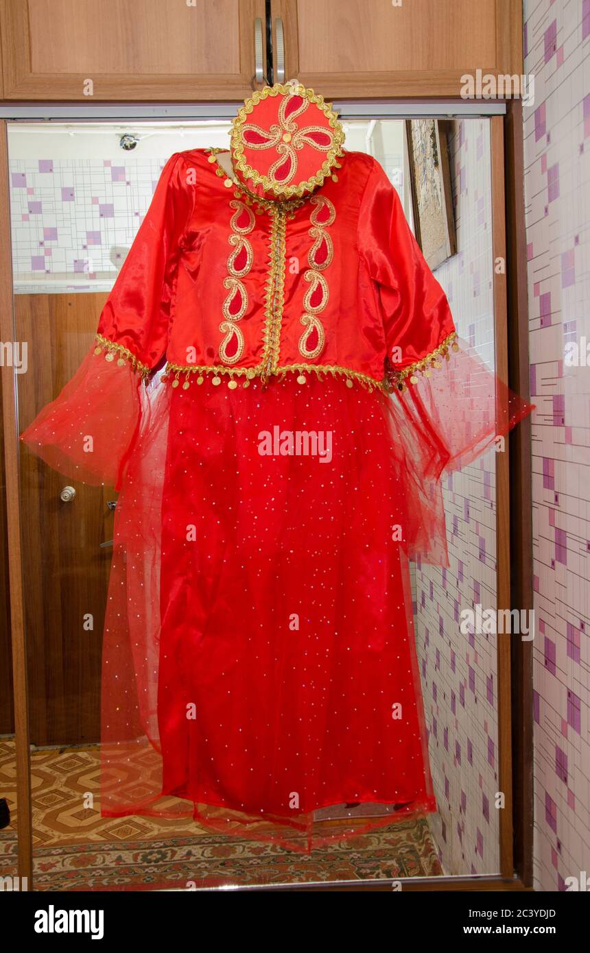La robe rouge au henné était suspendue. Robe traditionnelle  azerbaïdjanaise, avec or Henna Photo Stock - Alamy