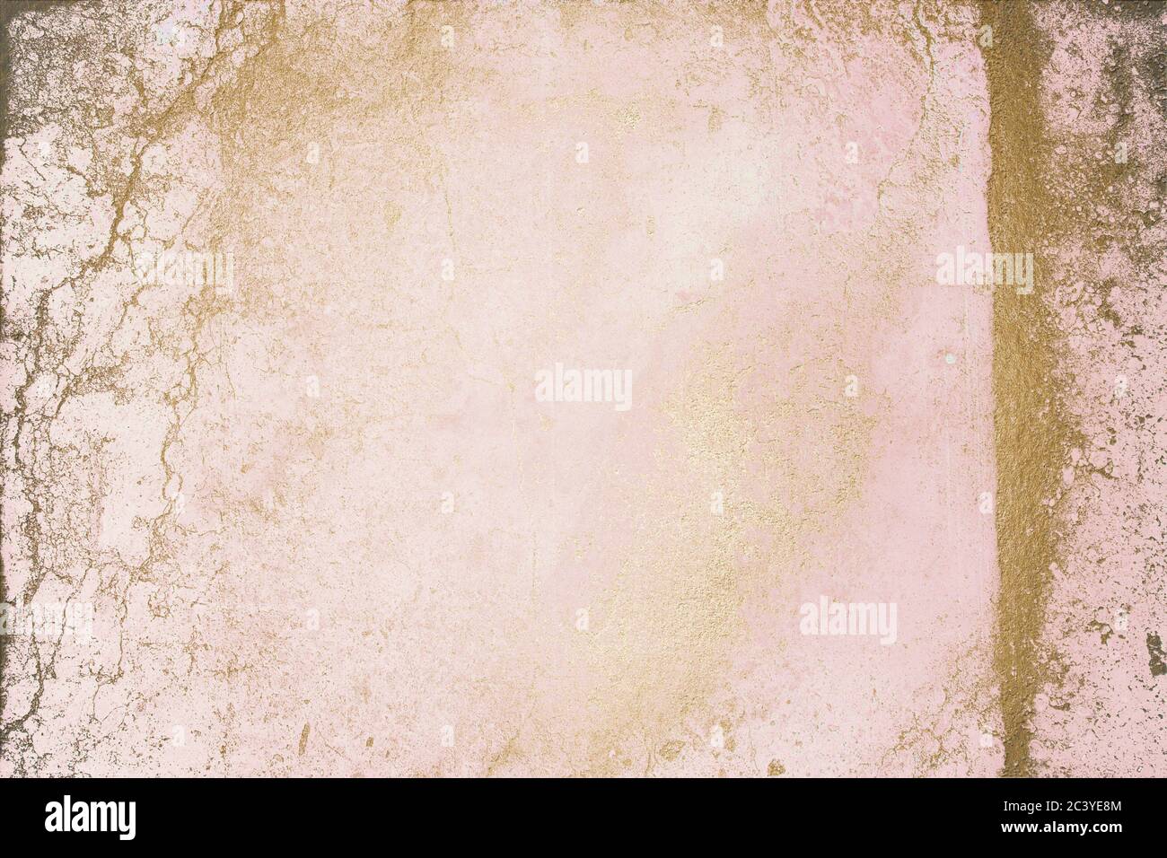 Texture grunge de luxe. Fissures dorées. Effet superposé or. Fond rose clair. Impression de haute qualité. Banque D'Images
