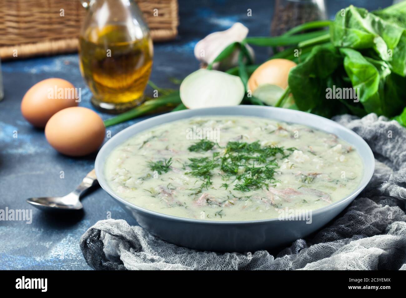 Magiritsa - soupe grecque d'agneau avec sauce aux œufs et au citron. Plat de Pâques traditionnel Banque D'Images