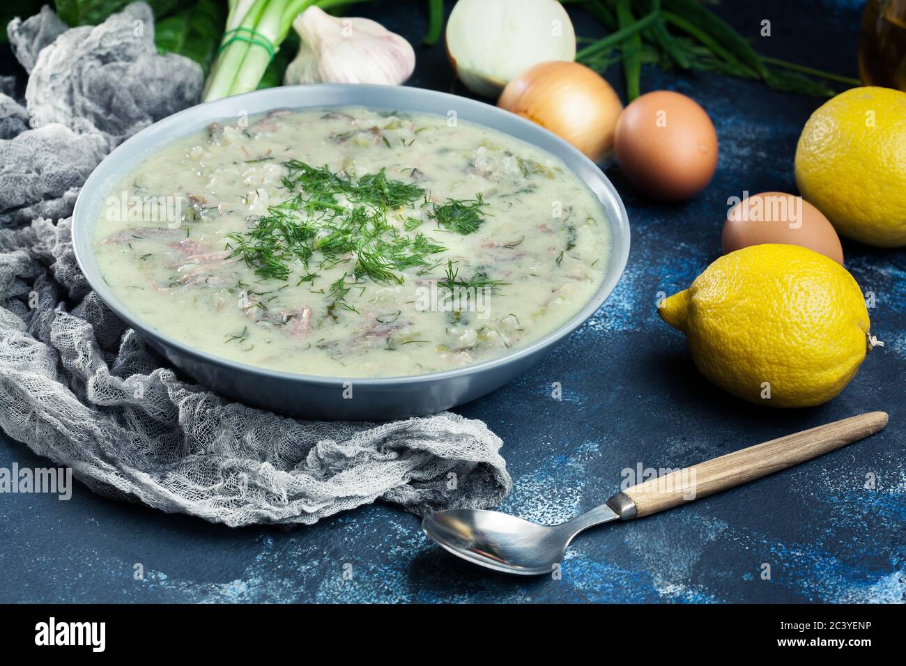 Magiritsa - soupe grecque d'agneau avec sauce aux œufs et au citron. Plat de Pâques traditionnel Banque D'Images