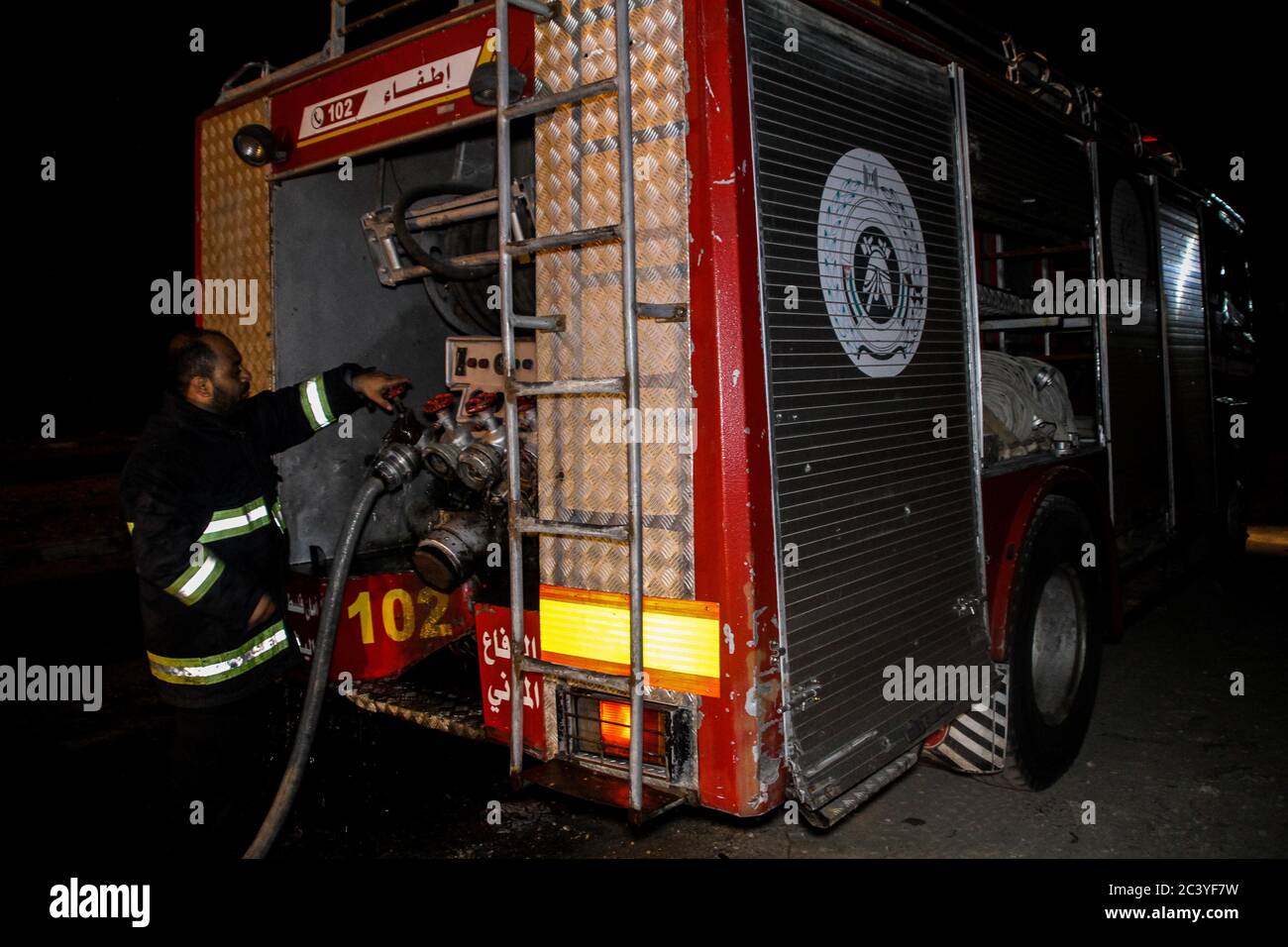 22 juin 2020 : Gaza, Palestine. 22 juin 2020. Les équipes palestiniennes de la Défense civile travaillent pour éteindre un incendie qui a éclaté dans une installation industrielle à l'est du camp de réfugiés de Jabalia. Le personnel du service de secours a eu du mal à contenir et à mettre le feu, ce qui a causé une destruction grave de l'usine. Le bâtiment brûlé est situé près des bureaux de l'Administration civile dans le nord de la bande de Gaza crédit: Ahmad Haaballah/IMAGESLIVE/ZUMA Wire/Alamy Live News Banque D'Images