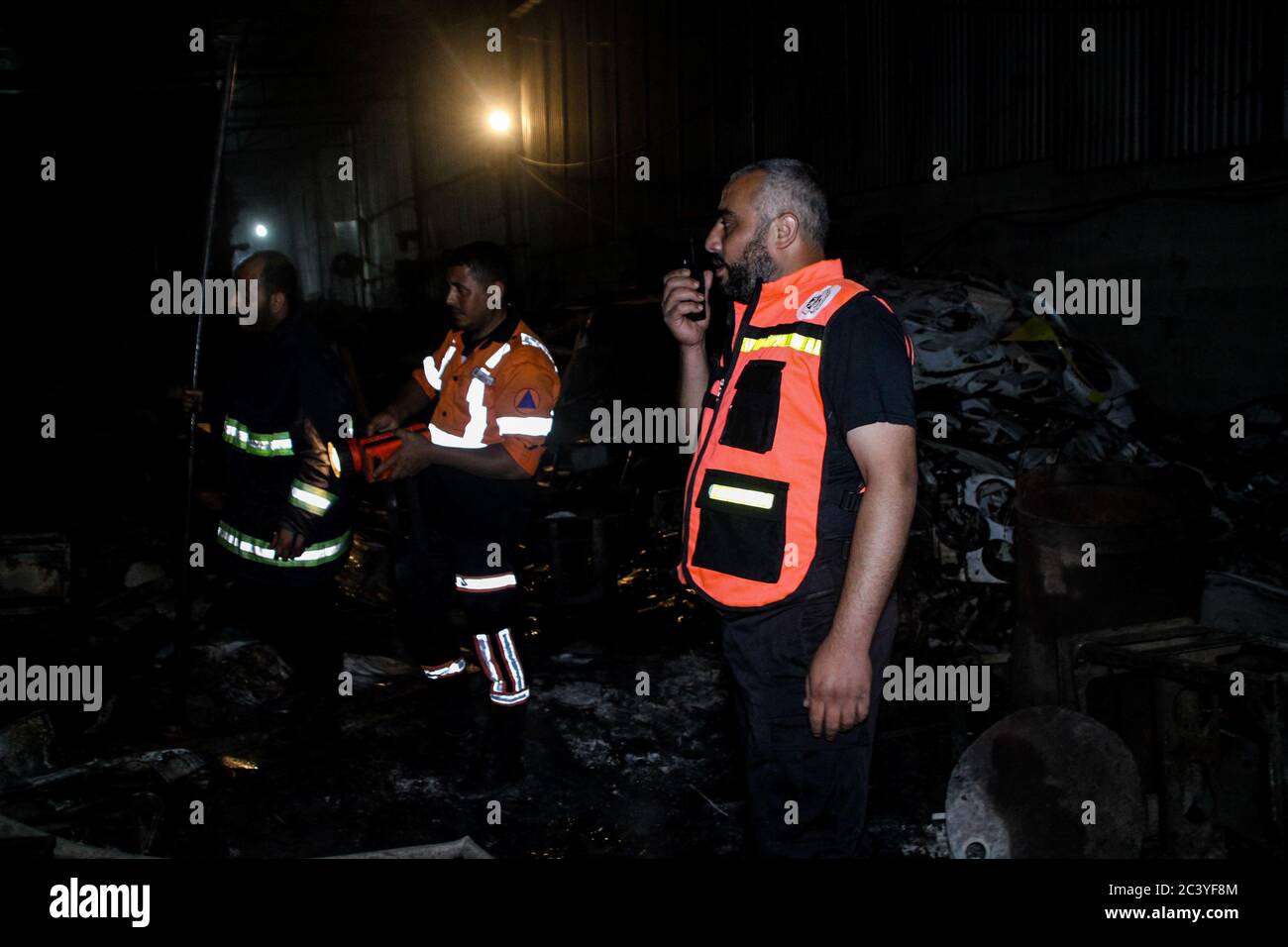 22 juin 2020 : Gaza, Palestine. 22 juin 2020. Les équipes palestiniennes de la Défense civile travaillent pour éteindre un incendie qui a éclaté dans une installation industrielle à l'est du camp de réfugiés de Jabalia. Le personnel du service de secours a eu du mal à contenir et à mettre le feu, ce qui a causé une destruction grave de l'usine. Le bâtiment brûlé est situé près des bureaux de l'Administration civile dans le nord de la bande de Gaza crédit: Ahmad Haaballah/IMAGESLIVE/ZUMA Wire/Alamy Live News Banque D'Images