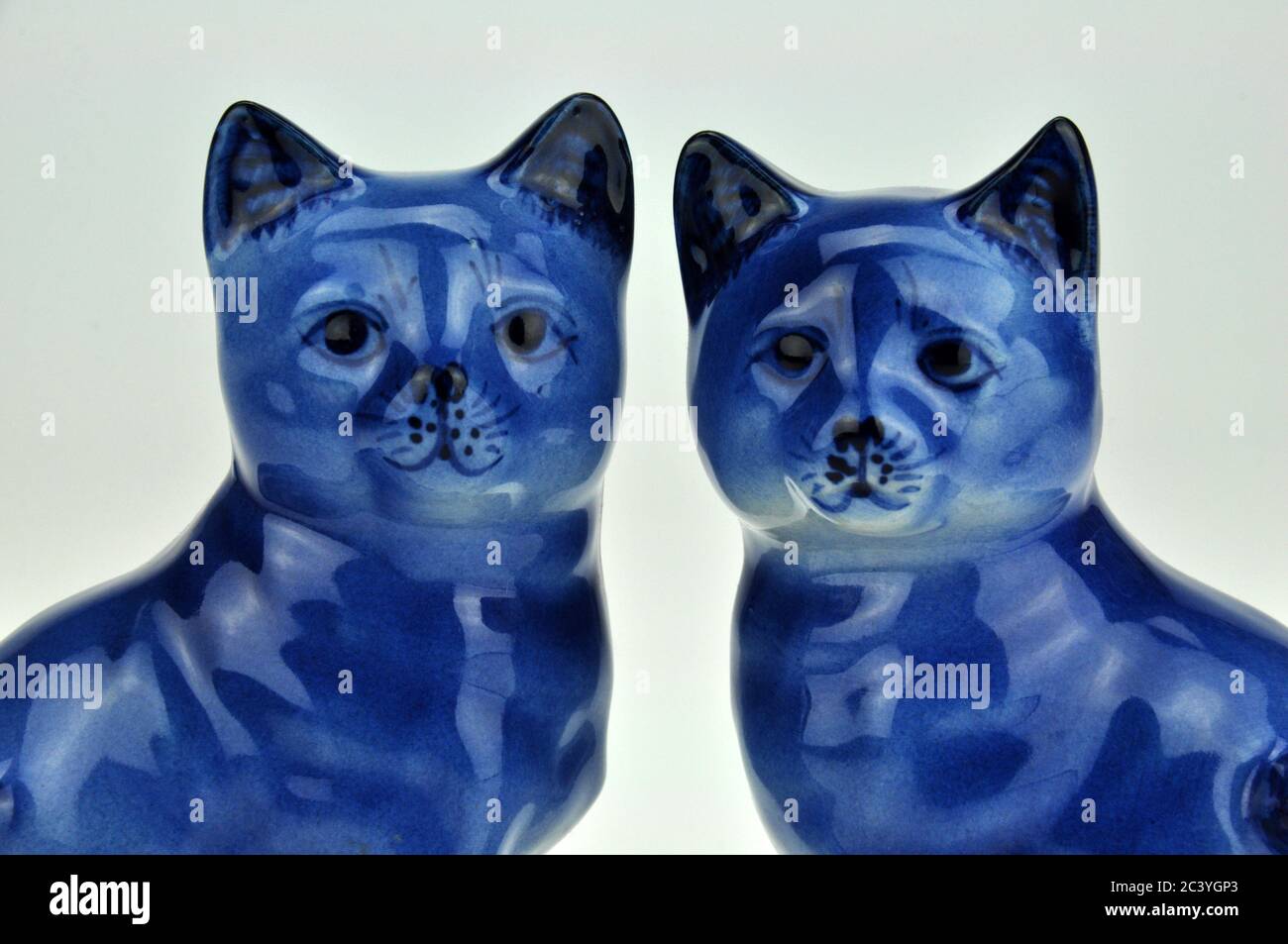 Figurines de chat en porcelaine chinoise bleue et blanche. Excellente image pour l'amitié, le mariage et la fidélité. Banque D'Images
