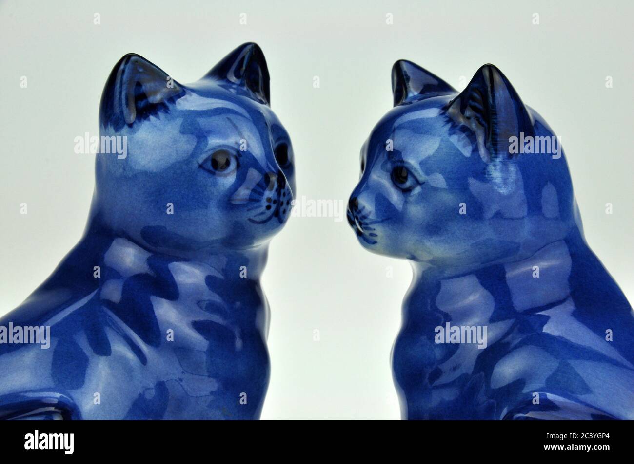 Figurines de chat en porcelaine chinoise bleue et blanche. Excellente image pour l'amitié, le mariage et la fidélité. Banque D'Images