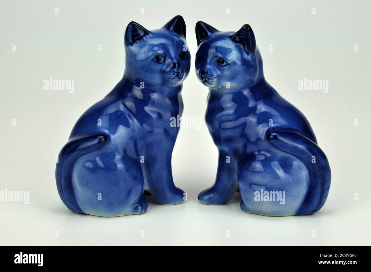 Figurines de chat en porcelaine chinoise bleue et blanche. Excellente image pour l'amitié, le mariage et la fidélité. Banque D'Images