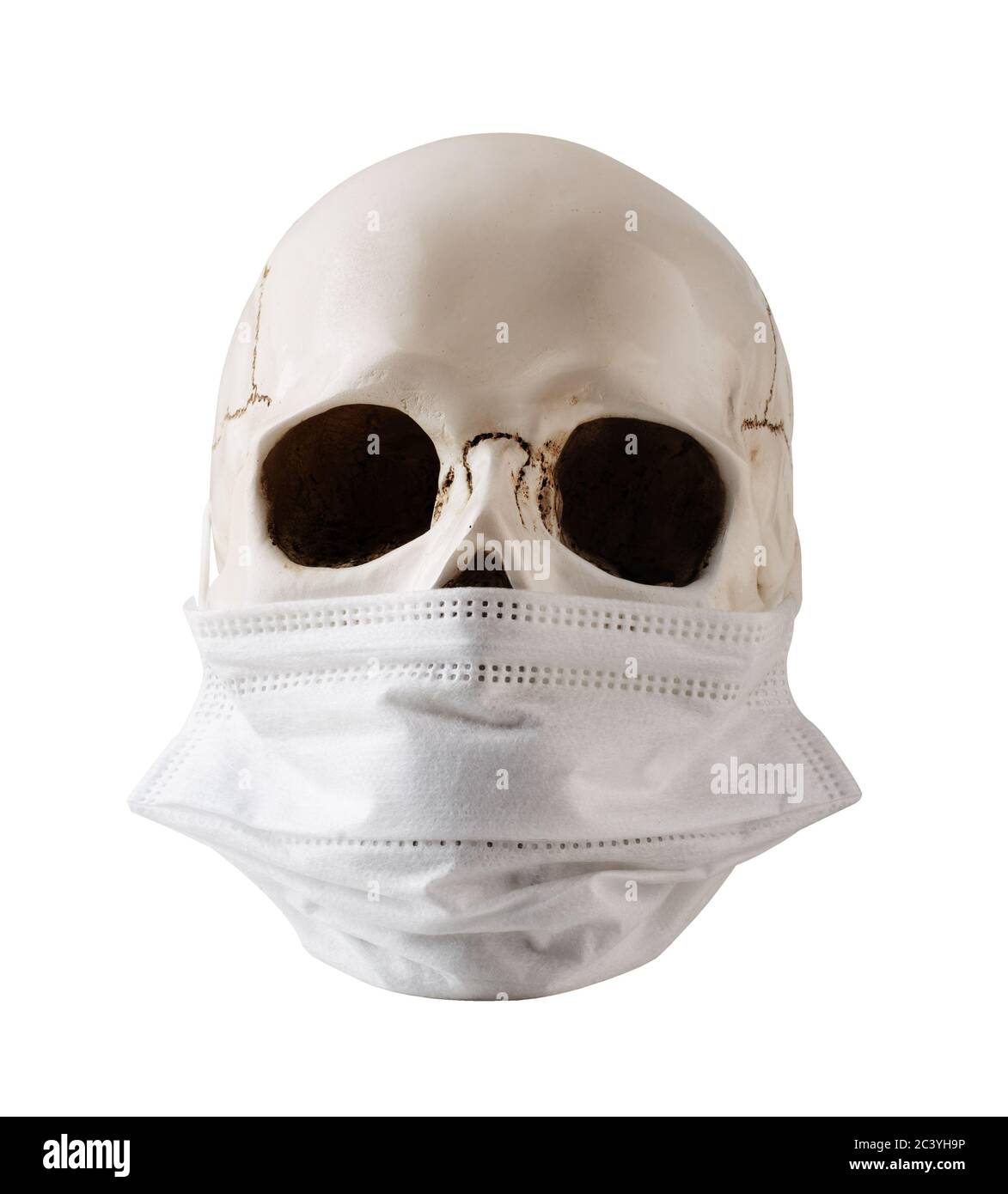 Crâne avec masque de protection isolé sur fond blanc. Danger d'un nouveau coronavirus mortel. Banque D'Images