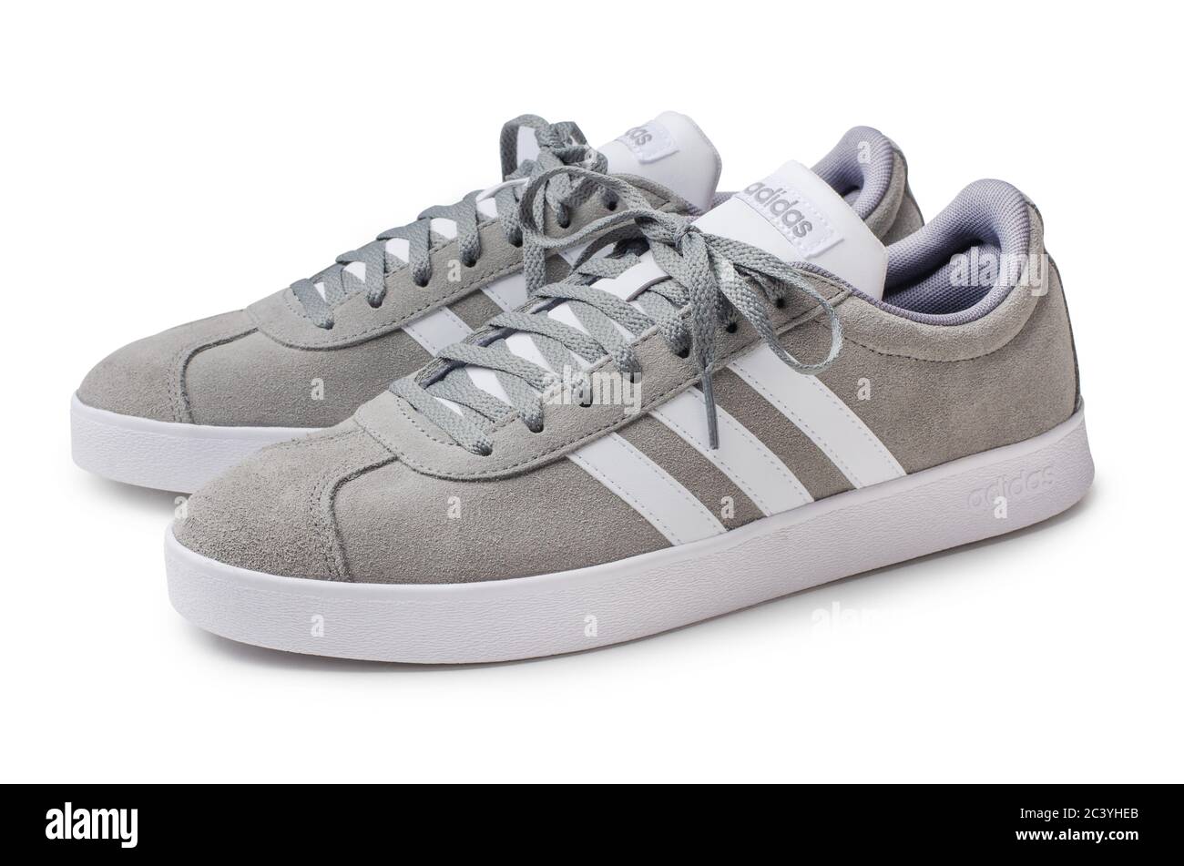 Moscou, Russie - 14 mars 2020 : baskets ADIDAS Grey Skaters isolées sur fond blanc Banque D'Images