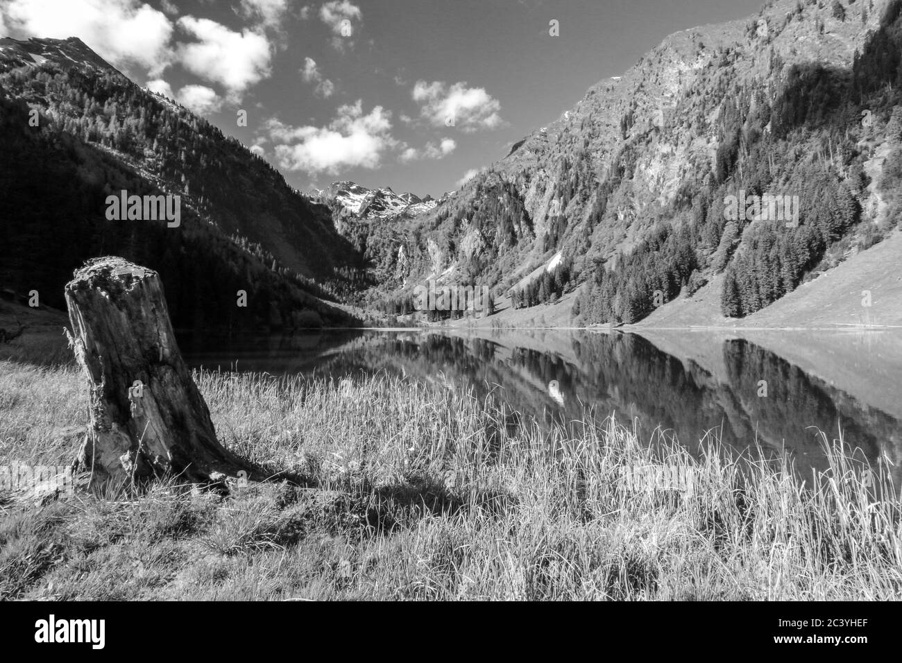 Les superbes montagnes de Schladminger Tauern se reflétant sur la surface paisible de l'eau du Steirischer Bodensee, région de Schladming, Styrie, Autriche Banque D'Images