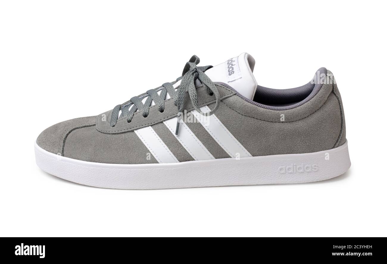 Moscou, Russie - 3 avril 2020 : SNEAKER ADIDAS Grey Skaters isolée sur fond blanc Banque D'Images