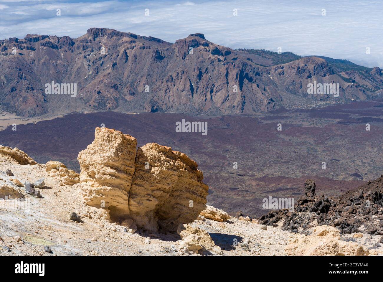 Vue depuis le volcan Caldera de Teide Las Canadas avec lave solidifiée. Parc national du Teide paysage de montagne au-dessus des nuages. Tenerife, Iles Canaries, S Banque D'Images