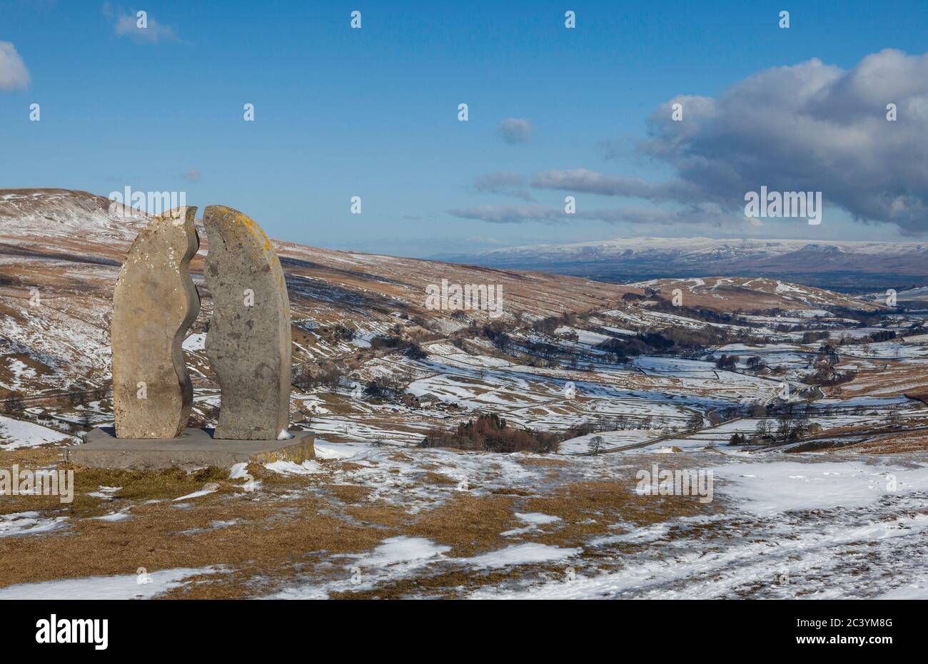 Vue hivernale enneigée de 'Water Cut', une sculpture en pierre de Mary Bourne, située sur le côté de la vallée de Mallerstang dans le parc national de Yorkshire Dales Banque D'Images