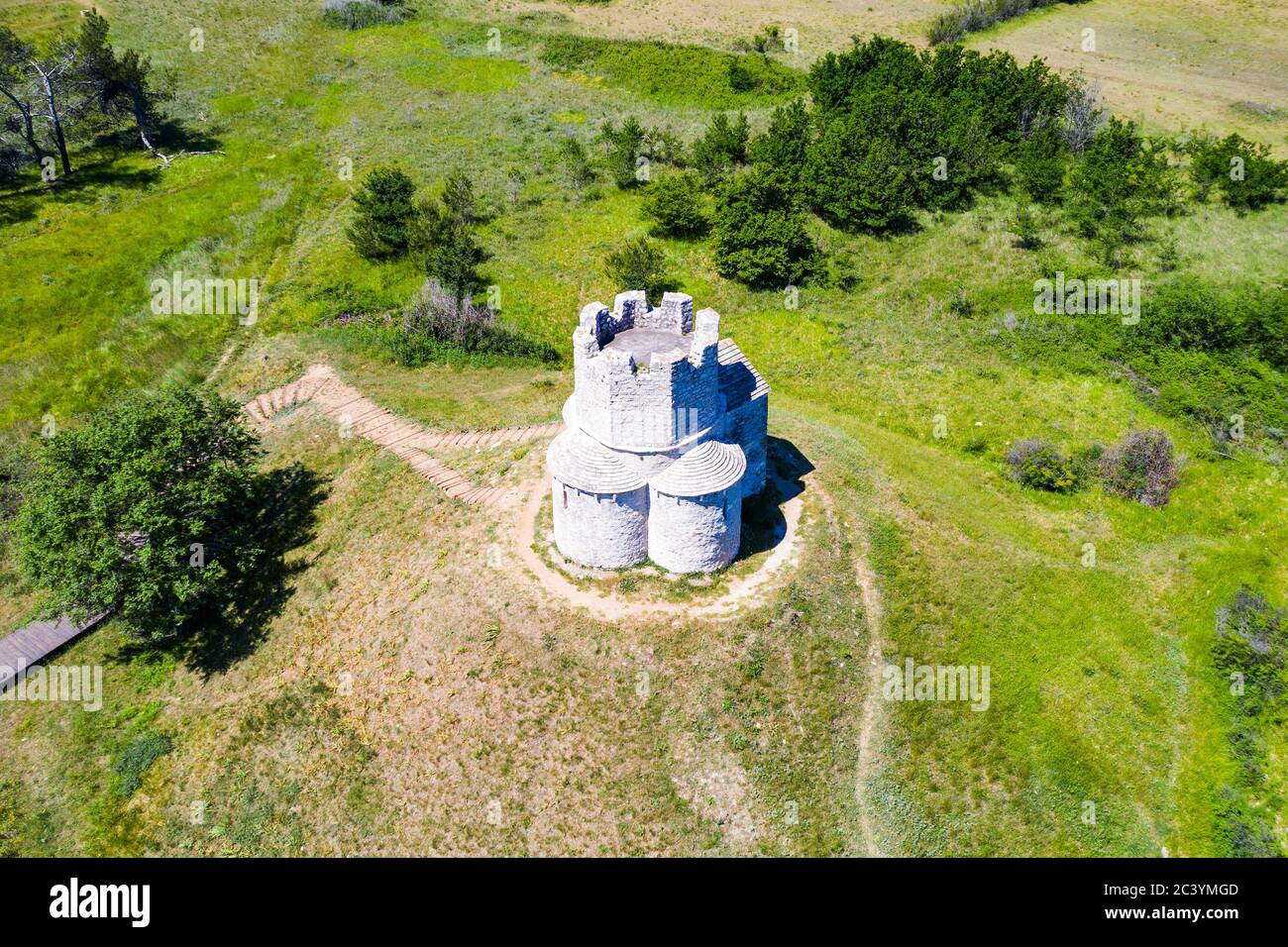 Église médiévale en pierre de Saint-Nicolas (Sveti Nikola) du XIIe siècle près de Nin, Dalmatie, Croatie, vue aérienne de drone Banque D'Images