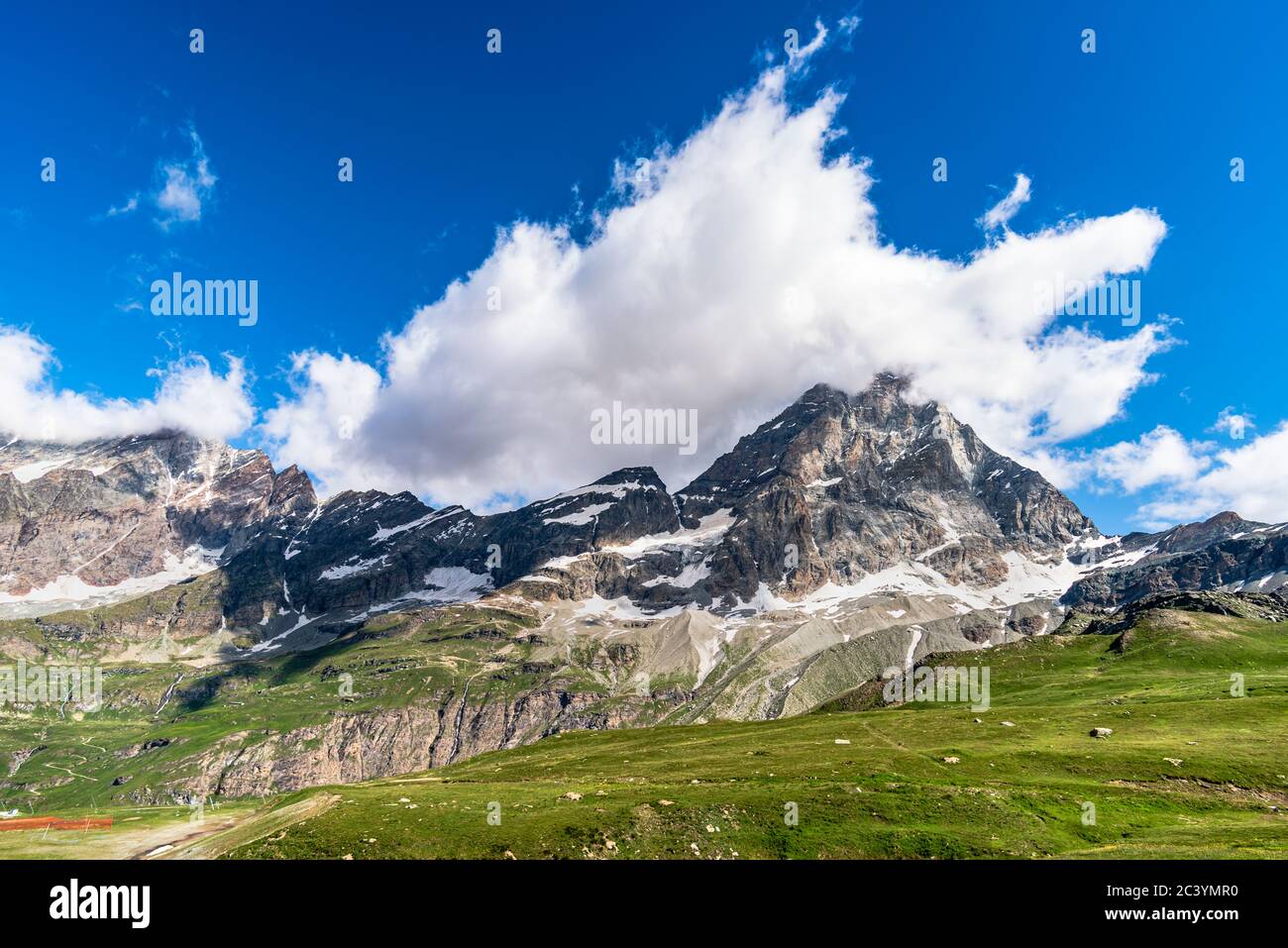 Paysage d'été du mont cervino dans la valtournenche, Italie. Prairie, nature et un beau ciel nuageux. Banque D'Images